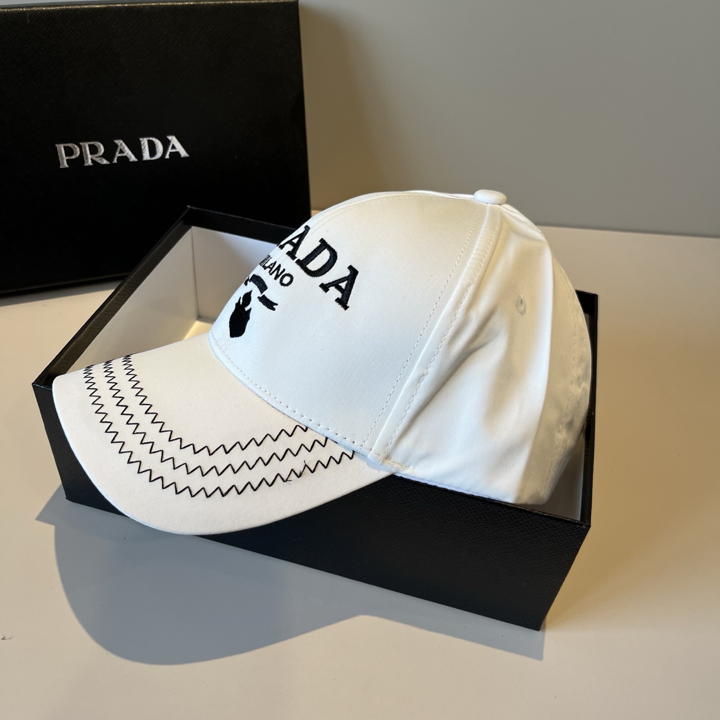 
普拉达 PRADA 新品经典棒球帽 代购版本！时尚潮流，高端做工！非一般的品质，细节看实拍哦