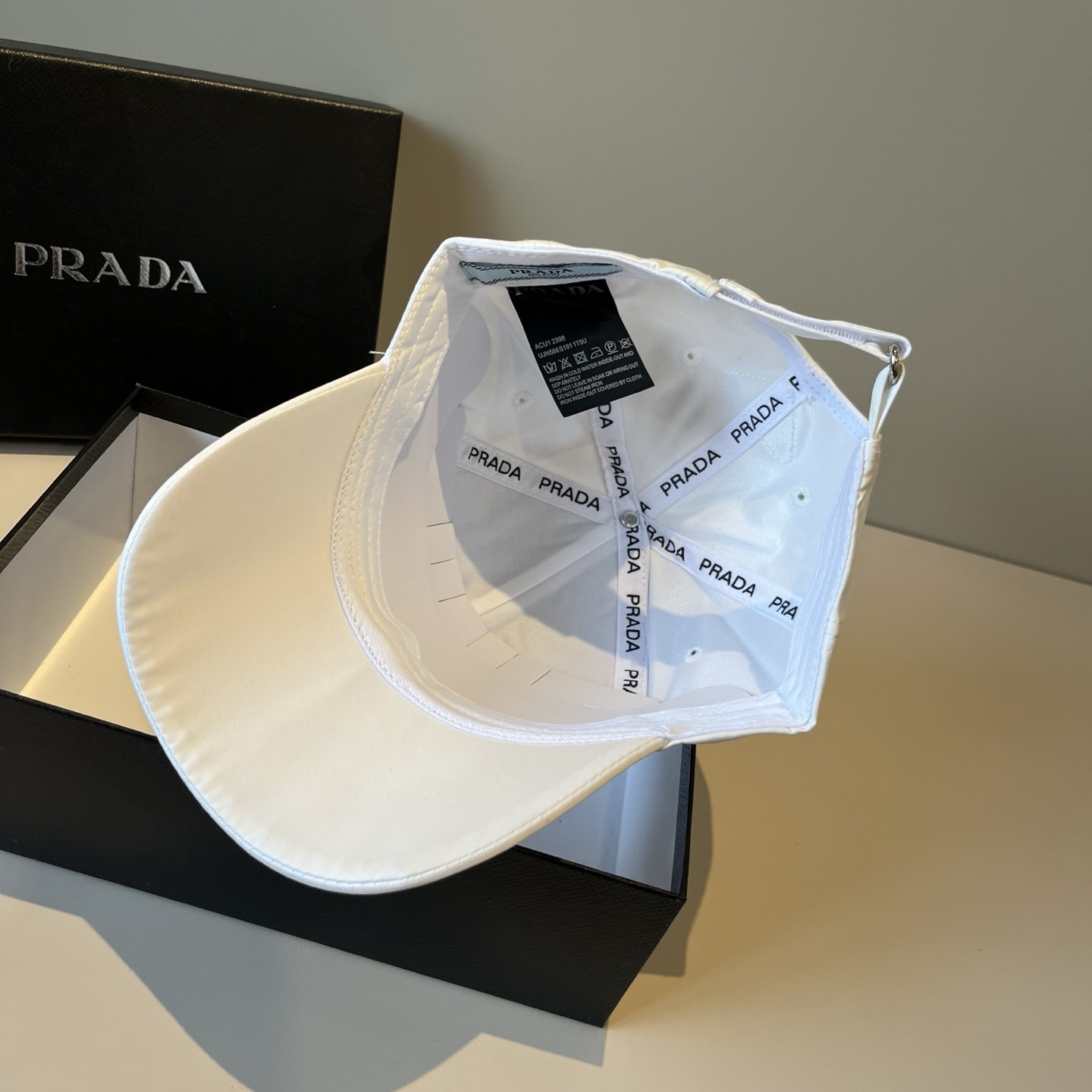 
普拉达 PRADA 新品经典棒球帽 代购版本！时尚潮流，高端做工！非一般的品质，细节看实拍哦
