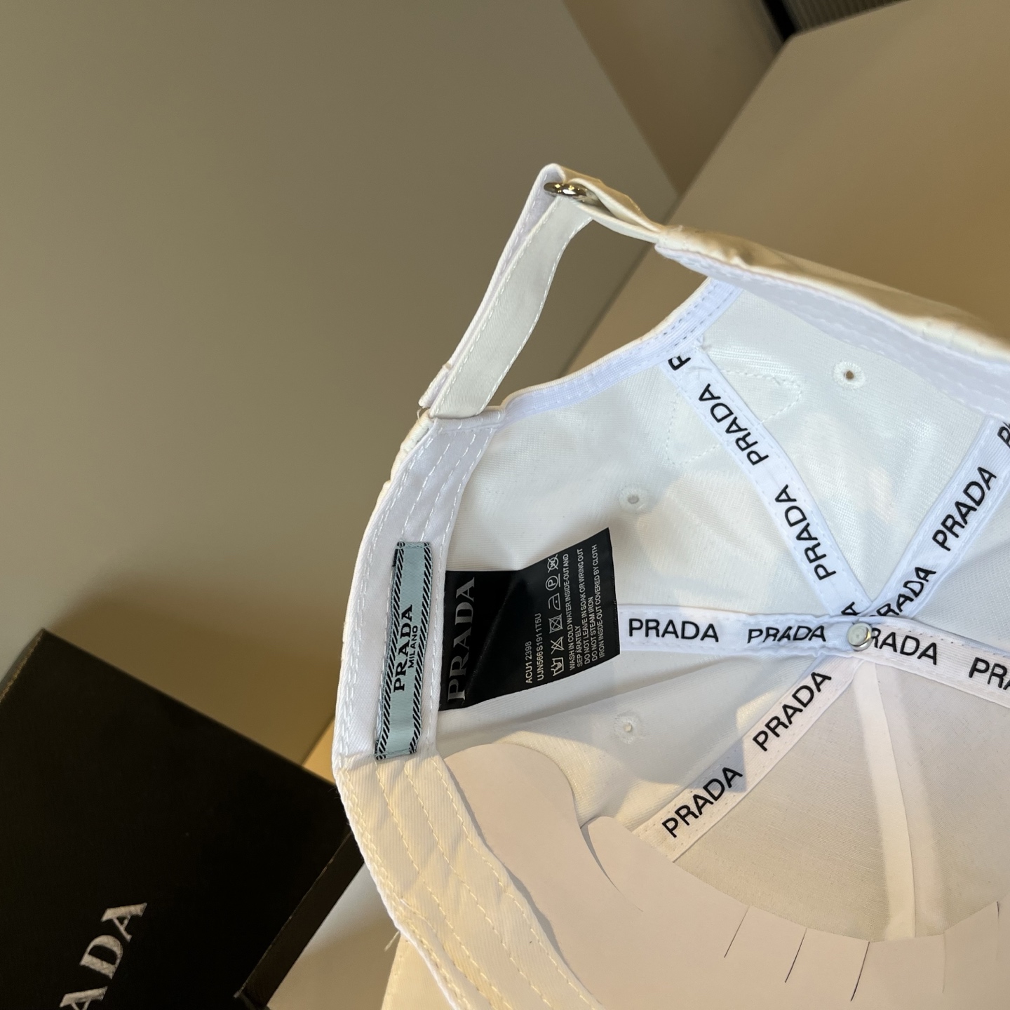 
普拉达 PRADA 新品经典棒球帽 代购版本！时尚潮流，高端做工！非一般的品质，细节看实拍哦