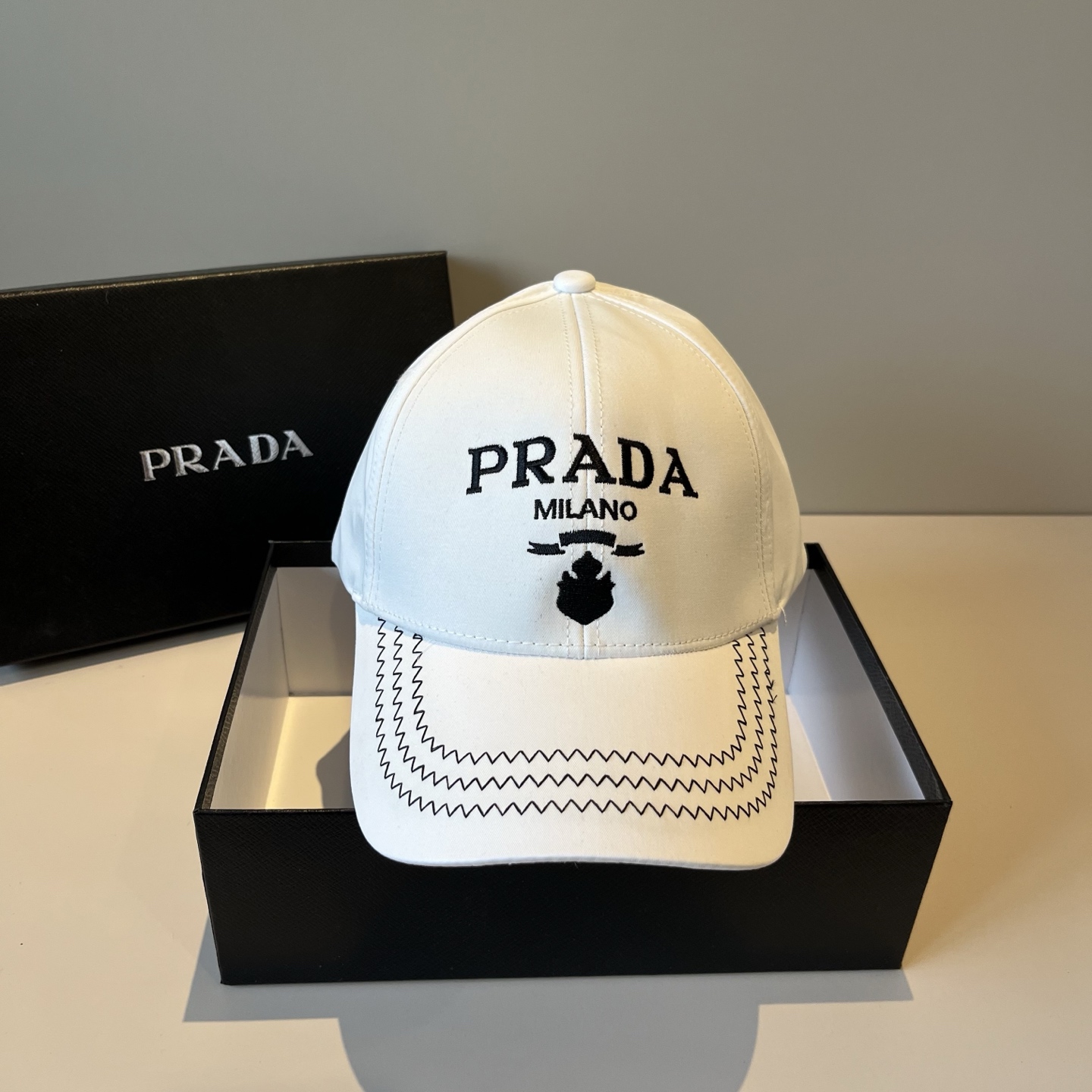 
普拉达 PRADA 新品经典棒球帽 代购版本！时尚潮流，高端做工！非一般的品质，细节看实拍哦