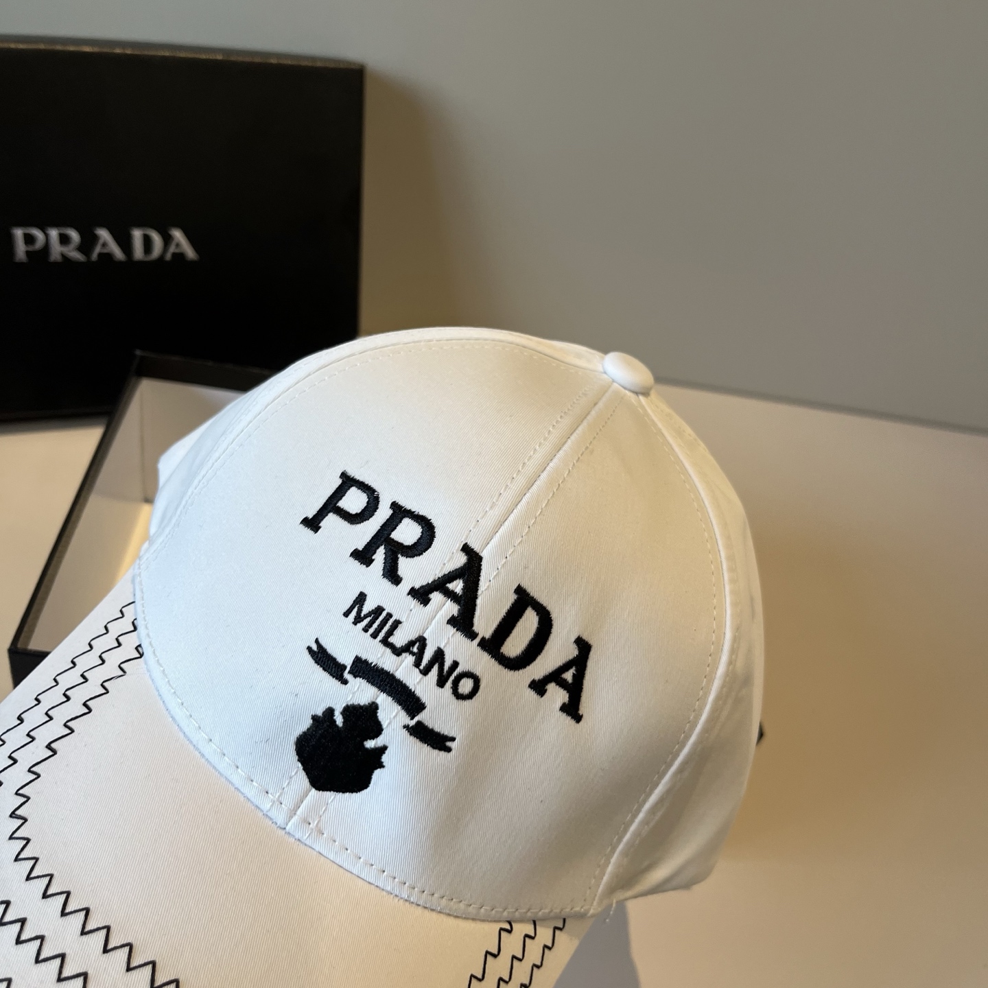 
普拉达 PRADA 新品经典棒球帽 代购版本！时尚潮流，高端做工！非一般的品质，细节看实拍哦