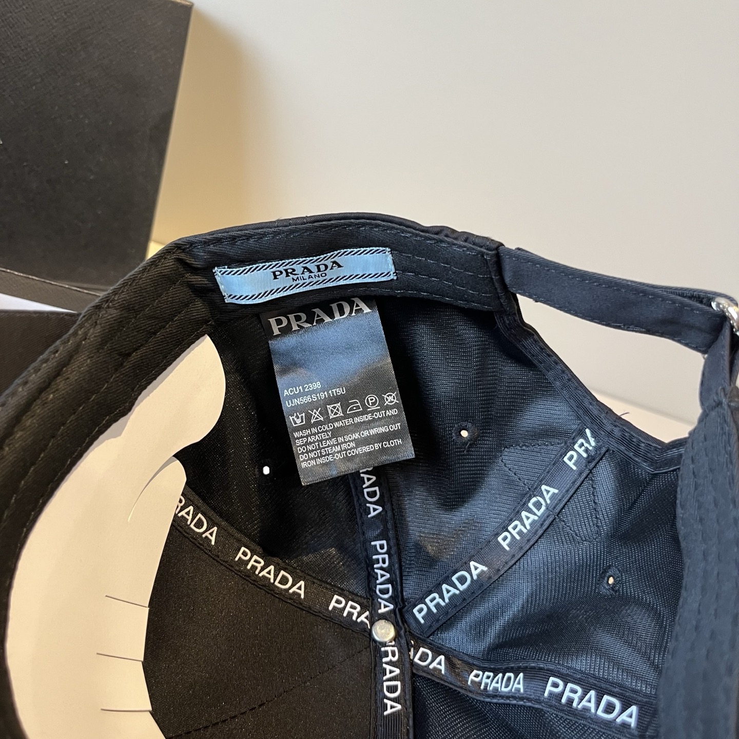 
普拉达 PRADA 新品经典棒球帽 代购版本！时尚潮流，高端做工！非一般的品质，细节看实拍哦