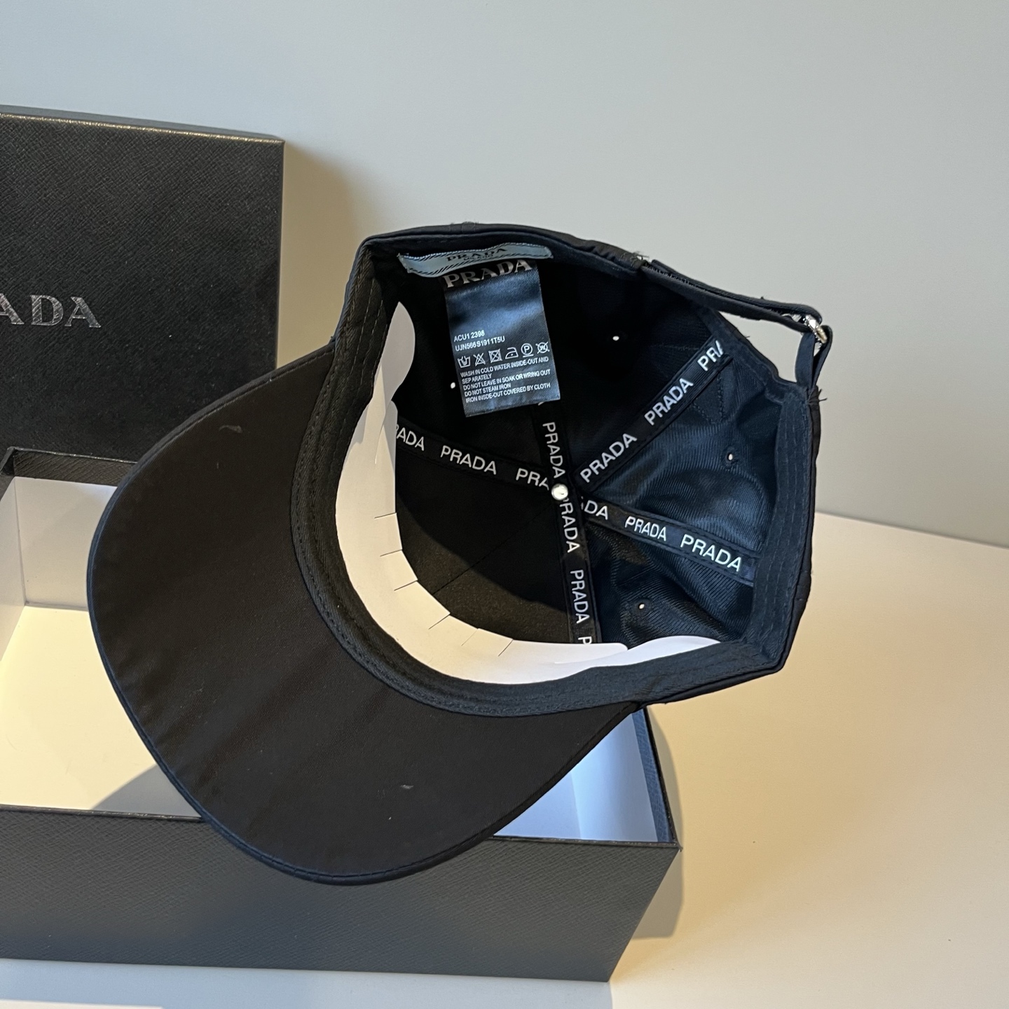 
普拉达 PRADA 新品经典棒球帽 代购版本！时尚潮流，高端做工！非一般的品质，细节看实拍哦