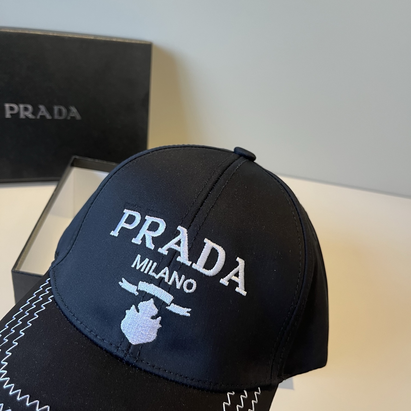 
普拉达 PRADA 新品经典棒球帽 代购版本！时尚潮流，高端做工！非一般的品质，细节看实拍哦