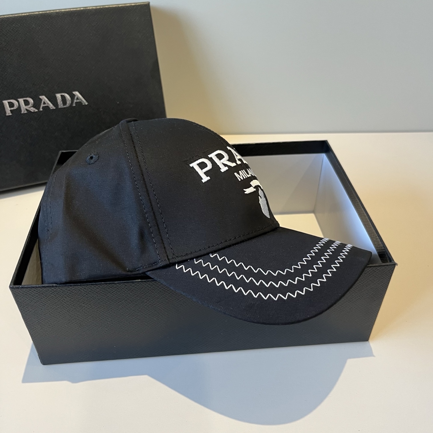 
普拉达 PRADA 新品经典棒球帽 代购版本！时尚潮流，高端做工！非一般的品质，细节看实拍哦