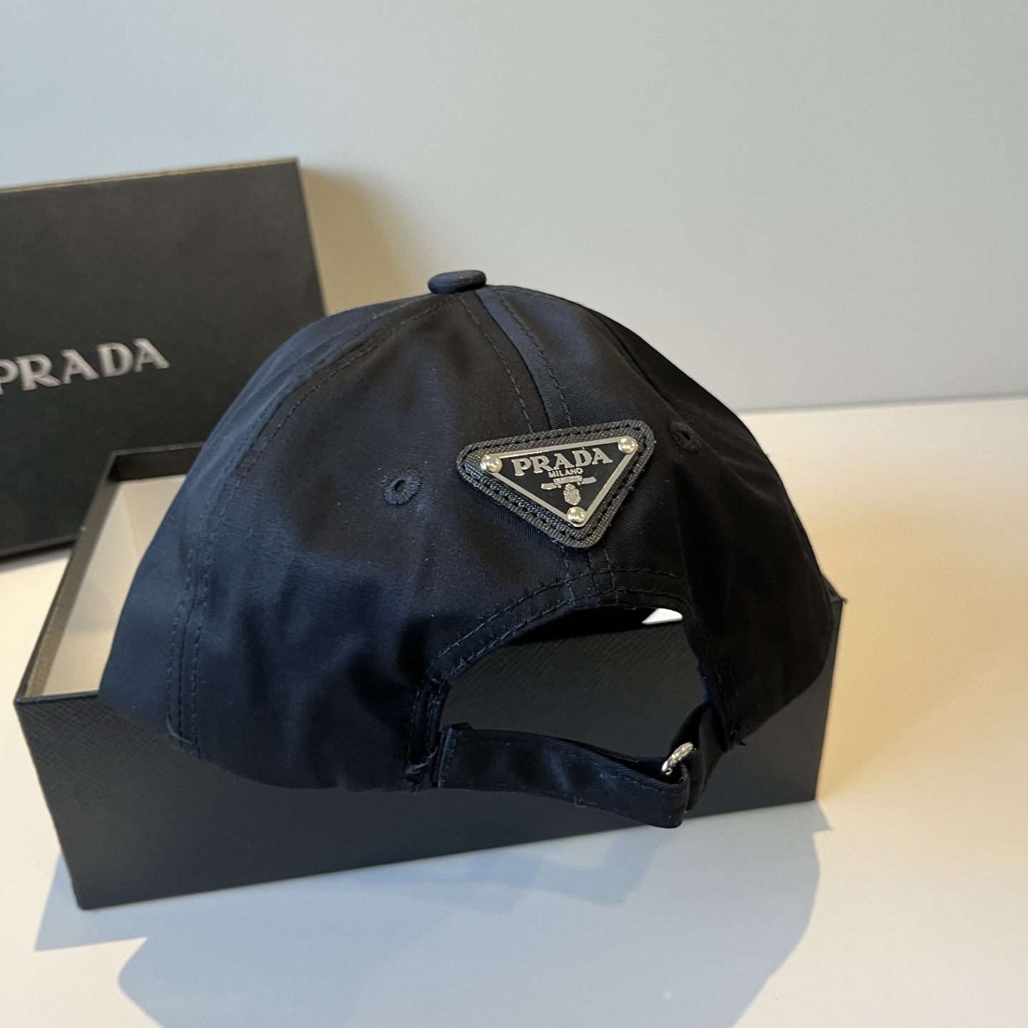 
普拉达 PRADA 新品经典棒球帽 代购版本！时尚潮流，高端做工！非一般的品质，细节看实拍哦