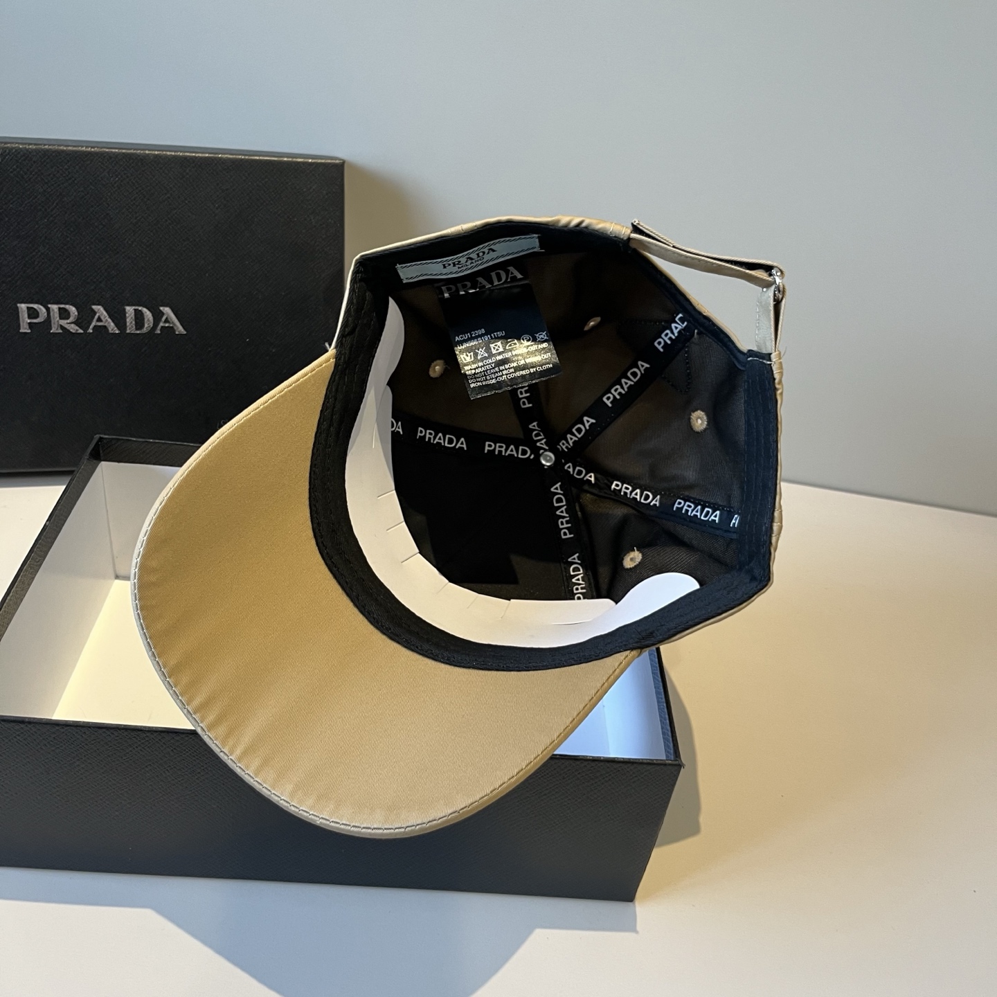 
普拉达 PRADA 新品经典棒球帽 代购版本！时尚潮流，高端做工！非一般的品质，细节看实拍哦
