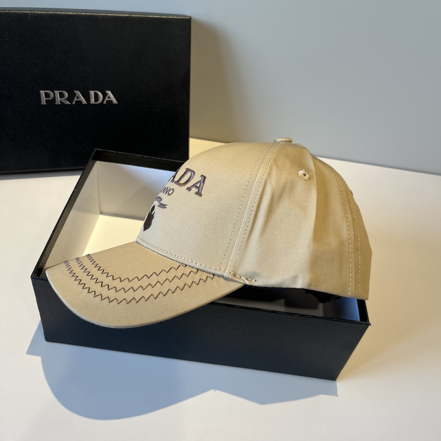 
普拉达 PRADA 新品经典棒球帽 代购版本！时尚潮流，高端做工！非一般的品质，细节看实拍哦