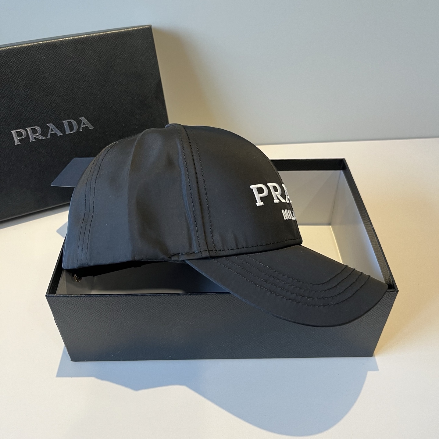 
普拉达 PRADA 新品经典棒球帽 代购版本！时尚潮流，高端做工！非一般的品质，细节看实拍哦
