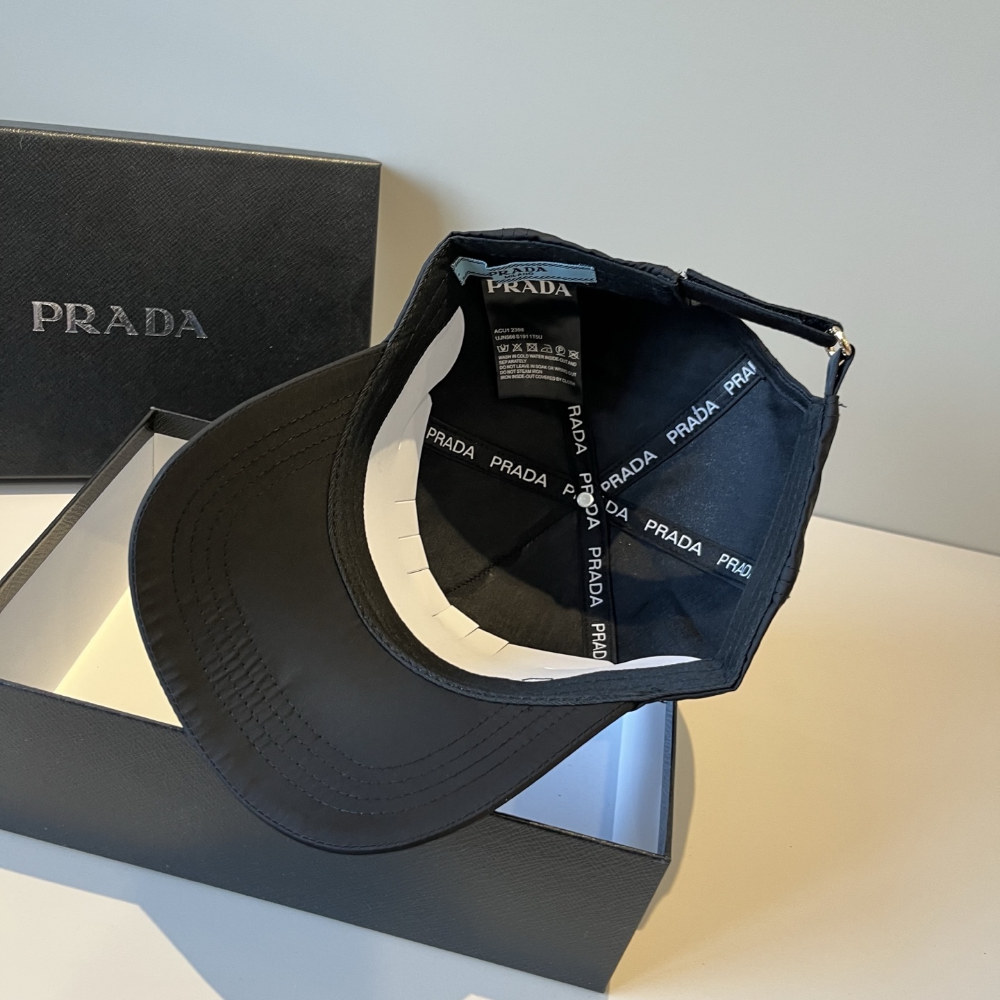 
普拉达 PRADA 新品经典棒球帽 代购版本！时尚潮流，高端做工！非一般的品质，细节看实拍哦