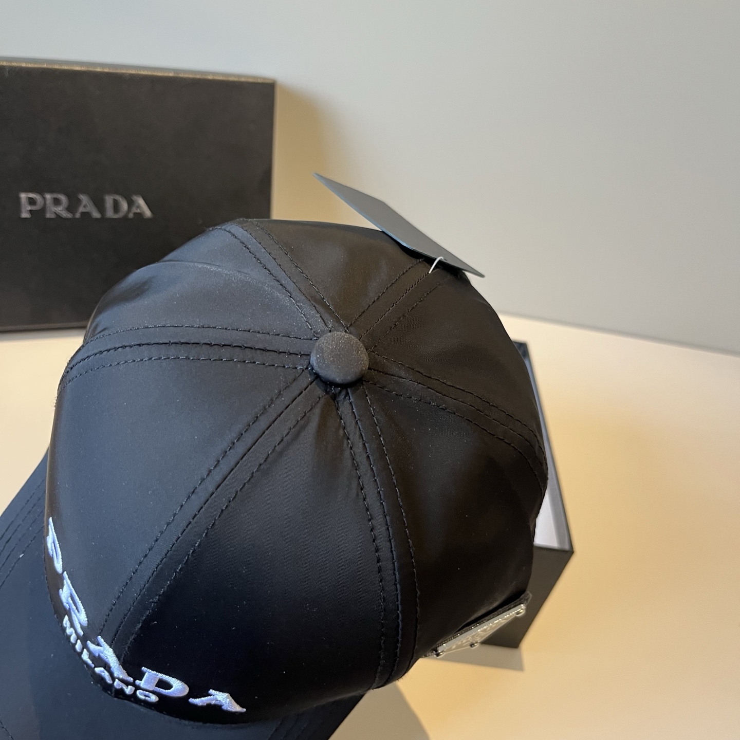 
普拉达 PRADA 新品经典棒球帽 代购版本！时尚潮流，高端做工！非一般的品质，细节看实拍哦