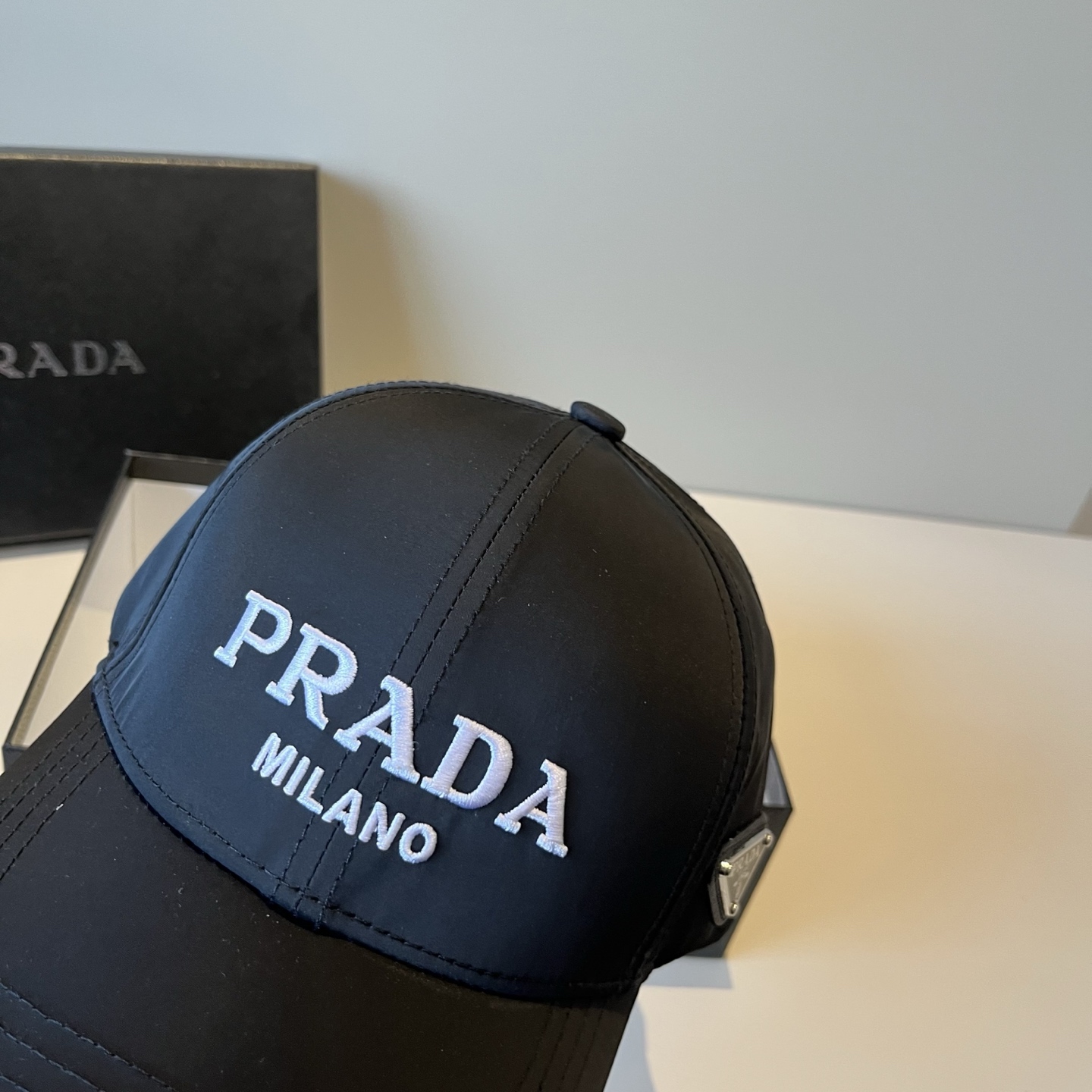 
普拉达 PRADA 新品经典棒球帽 代购版本！时尚潮流，高端做工！非一般的品质，细节看实拍哦