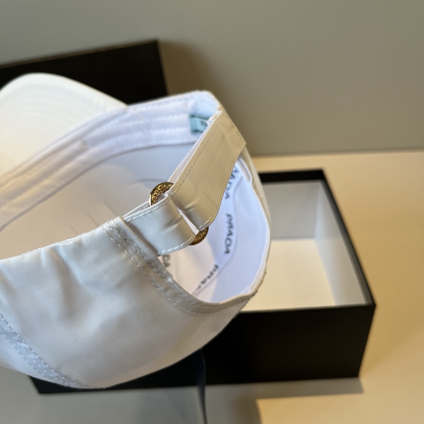 
普拉达 PRADA 新品经典棒球帽 代购版本！时尚潮流，高端做工！非一般的品质，细节看实拍哦