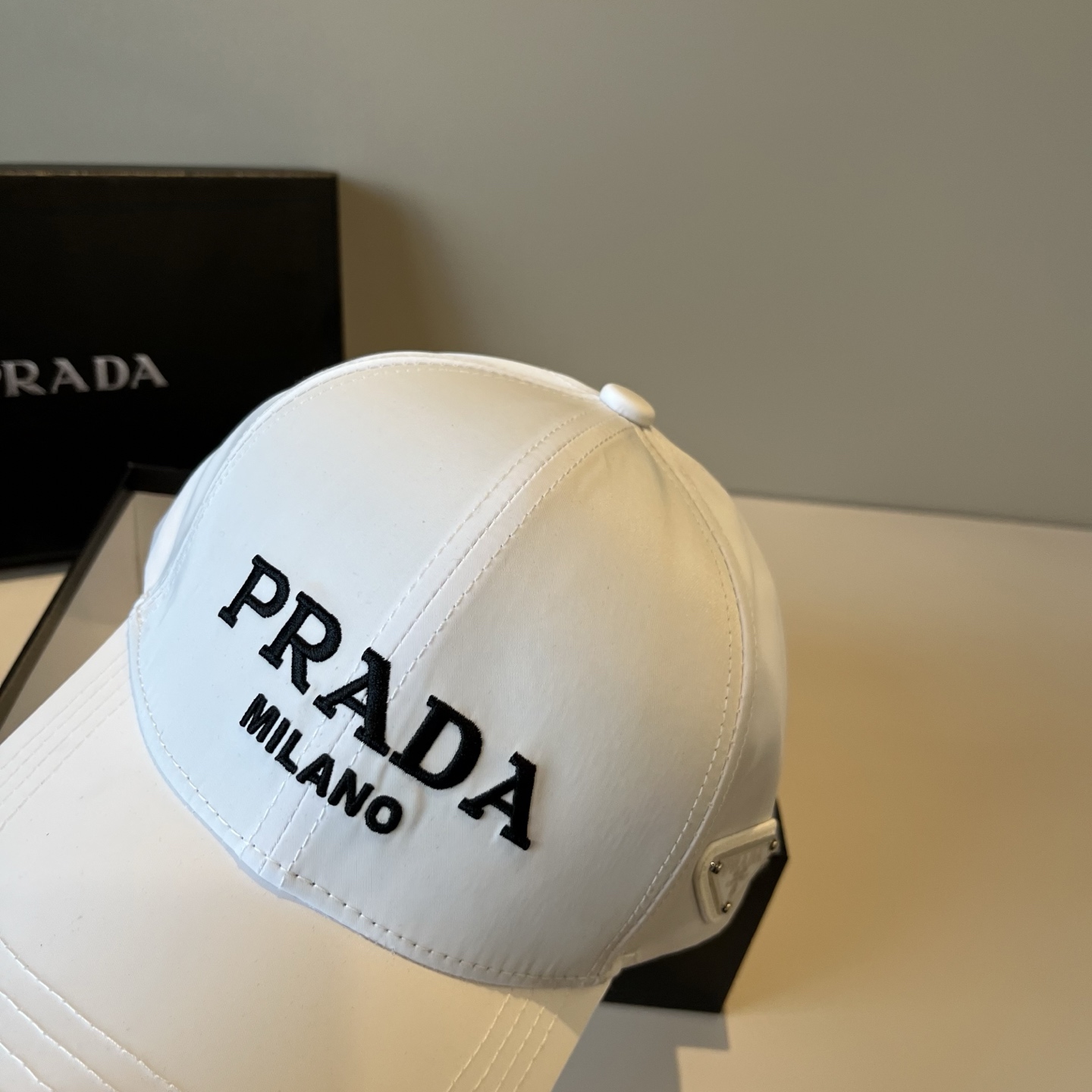 
普拉达 PRADA 新品经典棒球帽 代购版本！时尚潮流，高端做工！非一般的品质，细节看实拍哦