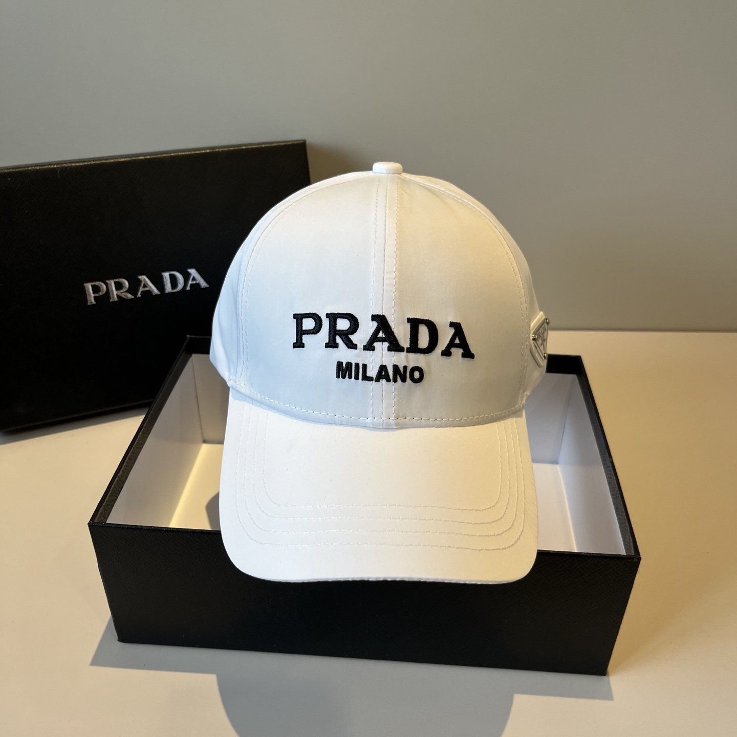 
普拉达 PRADA 新品经典棒球帽 代购版本！时尚潮流，高端做工！非一般的品质，细节看实拍哦