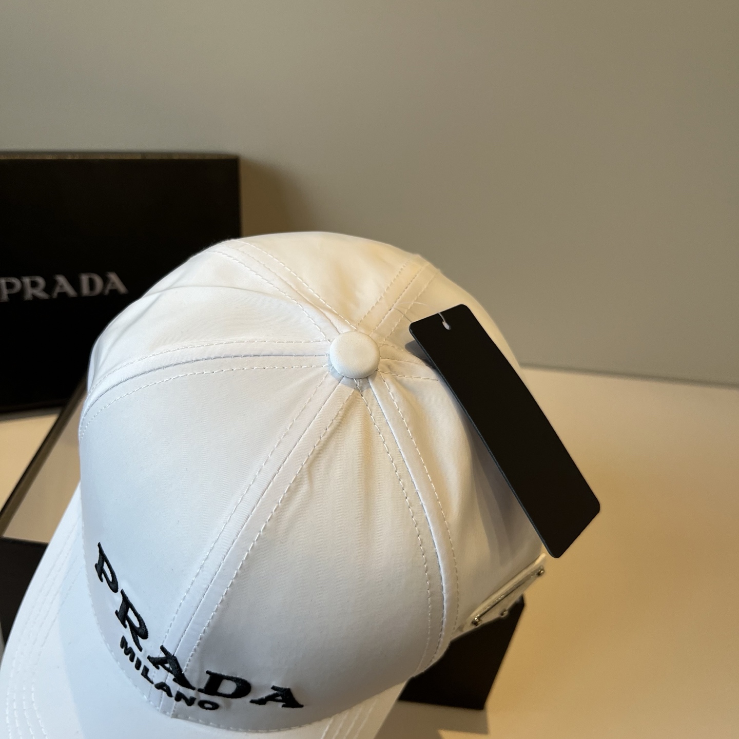 
普拉达 PRADA 新品经典棒球帽 代购版本！时尚潮流，高端做工！非一般的品质，细节看实拍哦