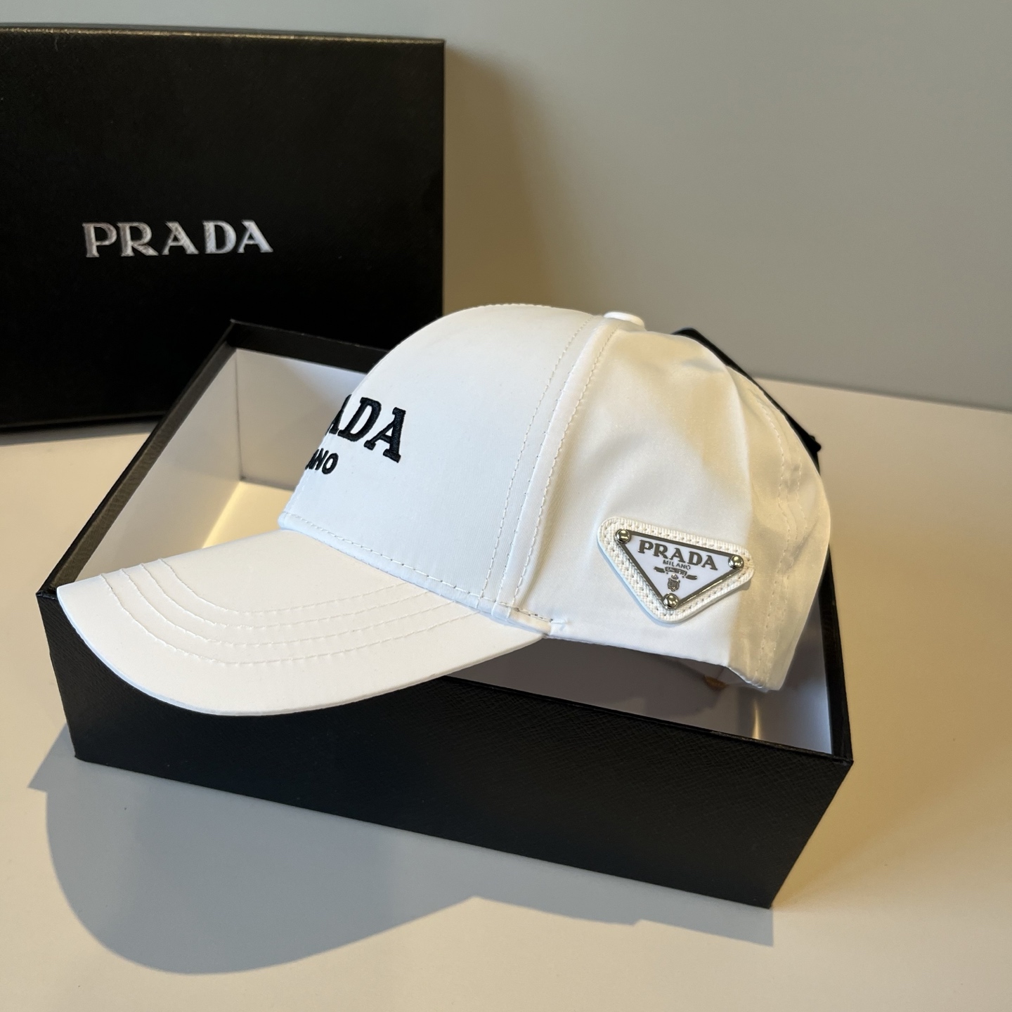 
普拉达 PRADA 新品经典棒球帽 代购版本！时尚潮流，高端做工！非一般的品质，细节看实拍哦