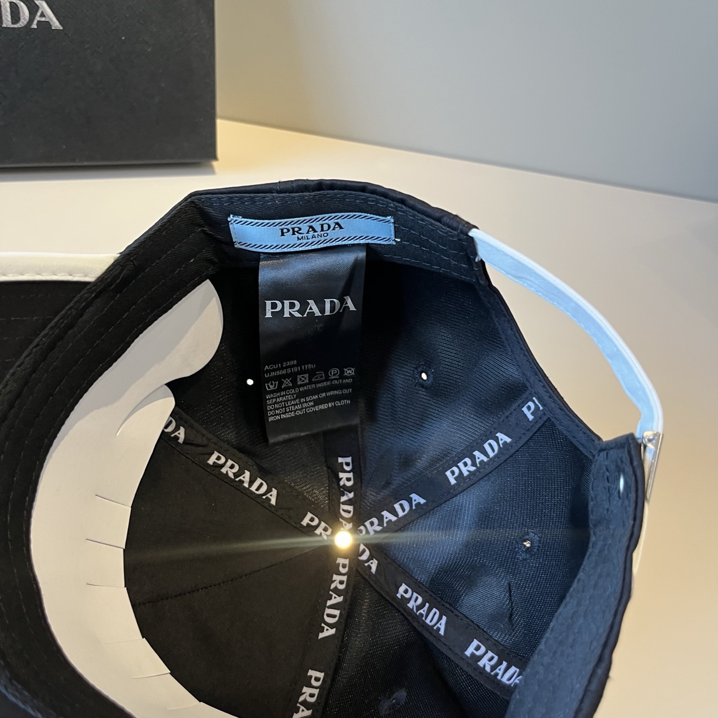 
普拉达 PRADA 新品经典棒球帽 代购版本！时尚潮流，高端做工！非一般的品质，细节看实拍哦