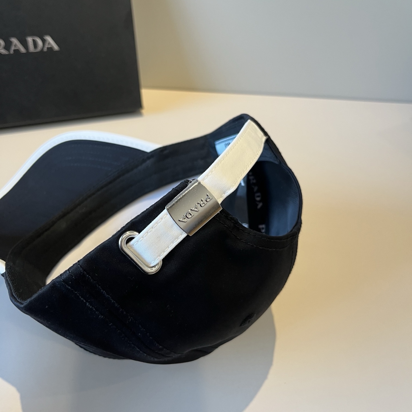 
普拉达 PRADA 新品经典棒球帽 代购版本！时尚潮流，高端做工！非一般的品质，细节看实拍哦