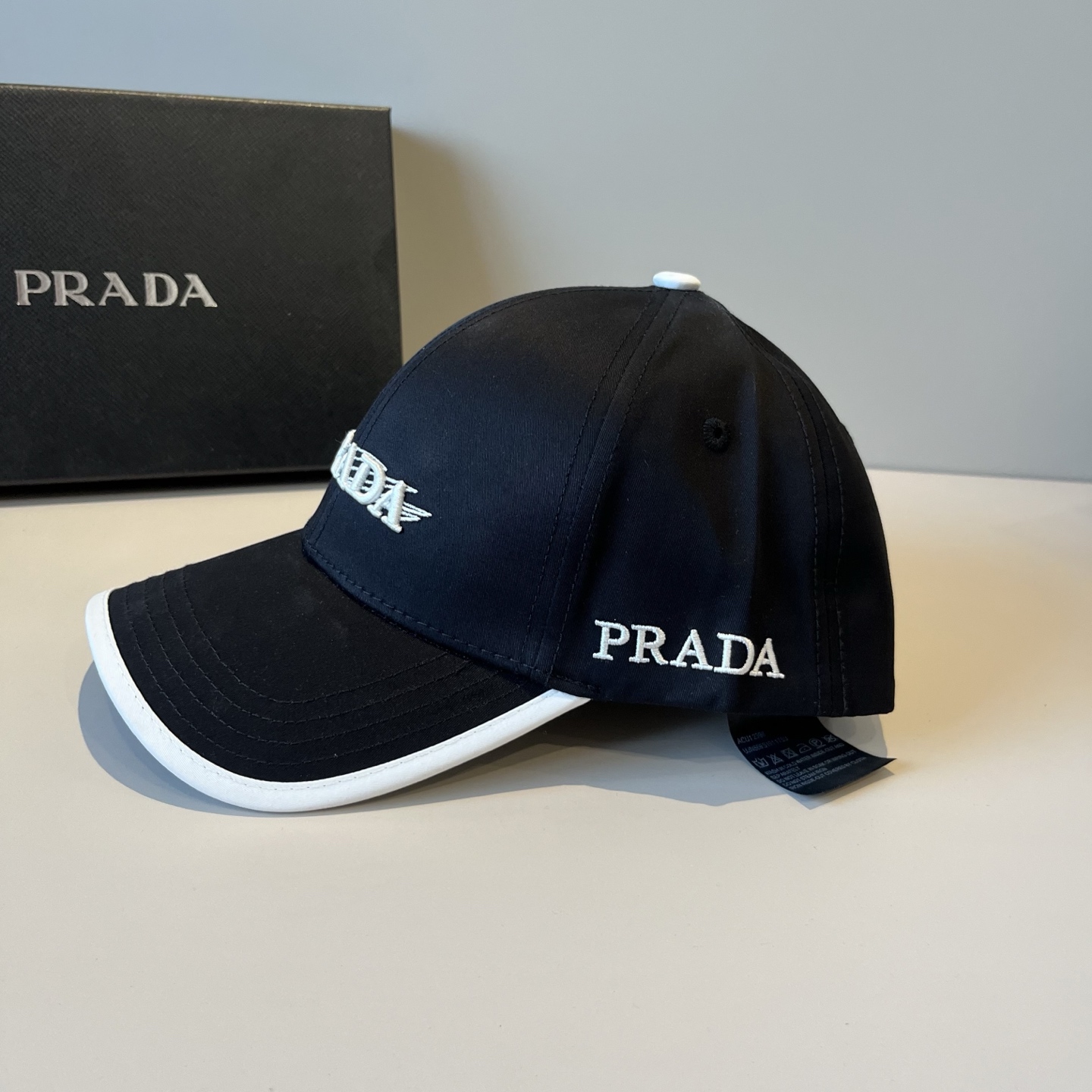 
普拉达 PRADA 新品经典棒球帽 代购版本！时尚潮流，高端做工！非一般的品质，细节看实拍哦
