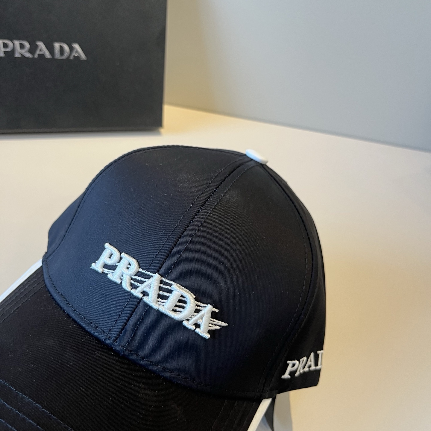 
普拉达 PRADA 新品经典棒球帽 代购版本！时尚潮流，高端做工！非一般的品质，细节看实拍哦