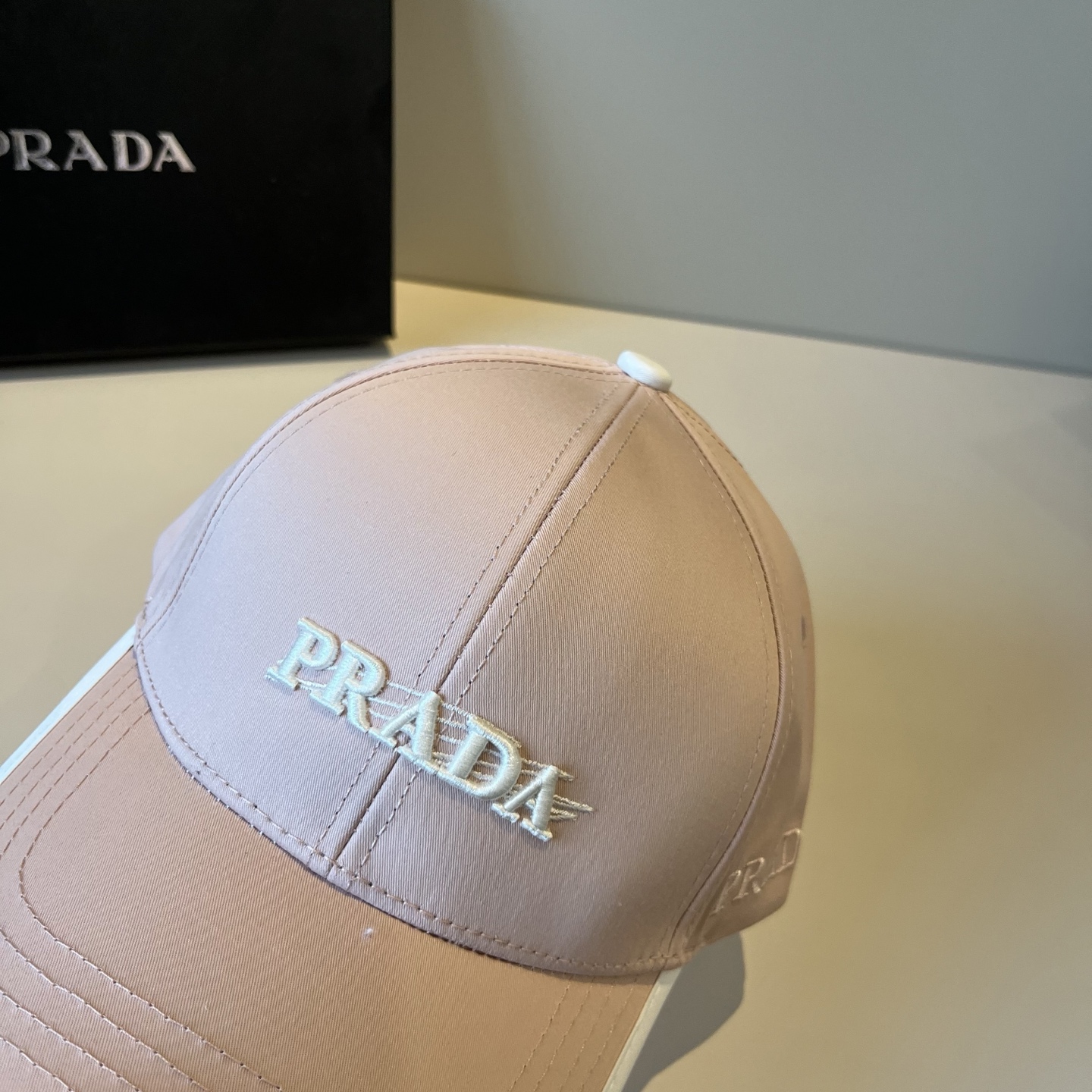 
普拉达 PRADA 新品经典棒球帽 代购版本！时尚潮流，高端做工！非一般的品质，细节看实拍哦