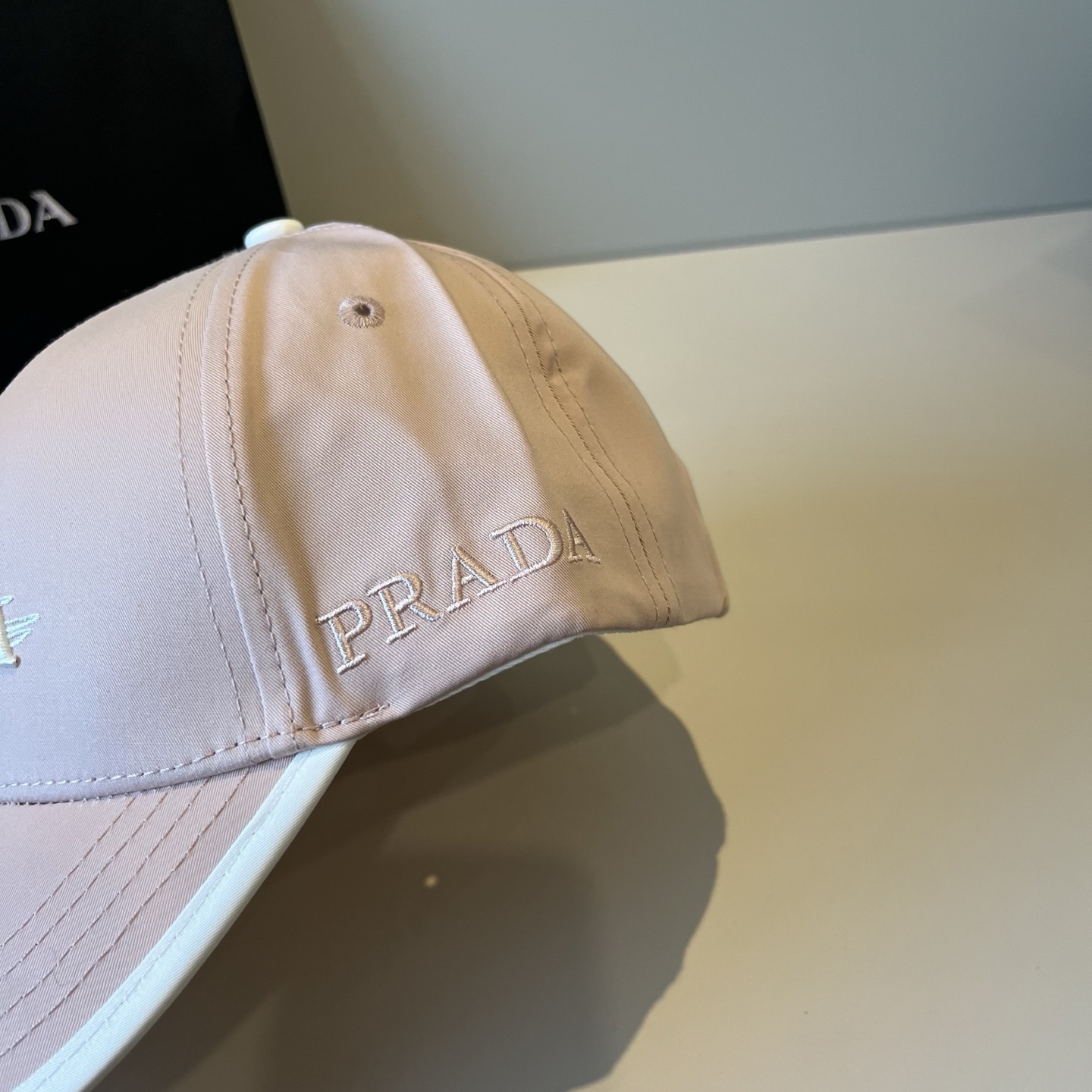 
普拉达 PRADA 新品经典棒球帽 代购版本！时尚潮流，高端做工！非一般的品质，细节看实拍哦