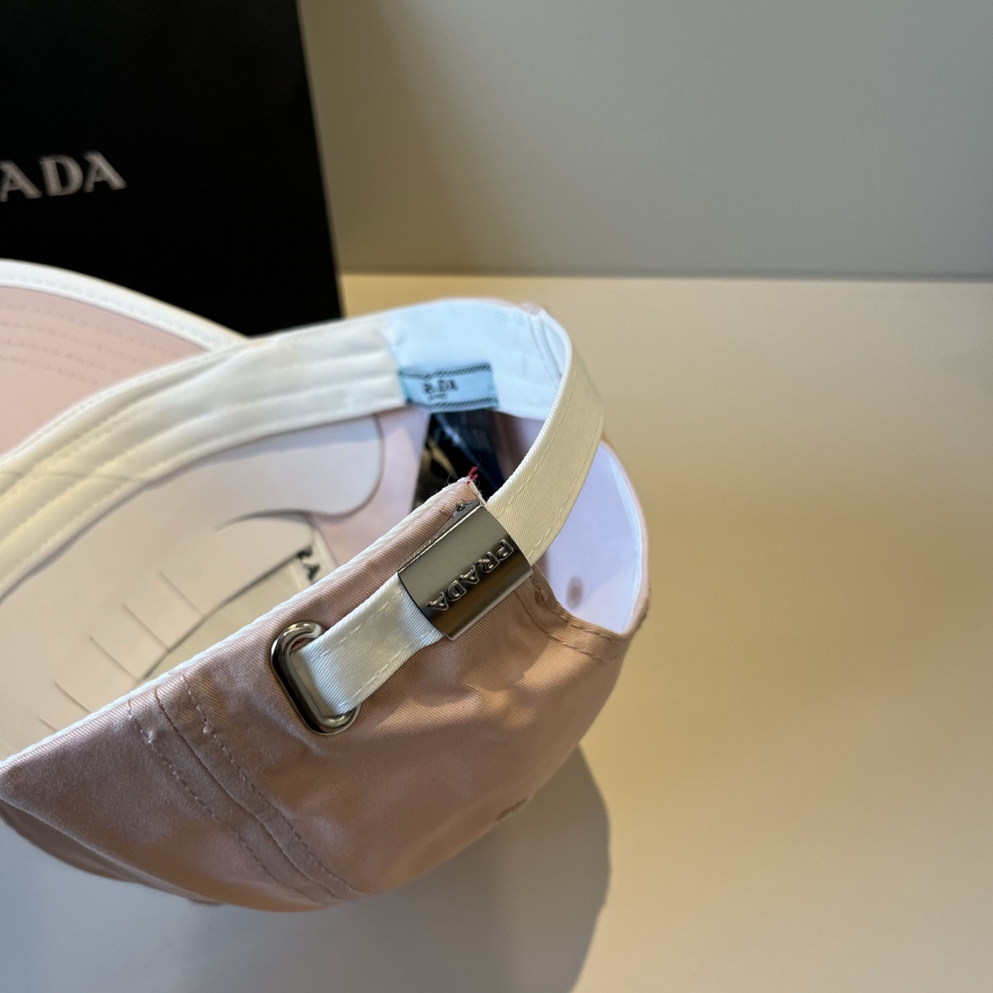 
普拉达 PRADA 新品经典棒球帽 代购版本！时尚潮流，高端做工！非一般的品质，细节看实拍哦