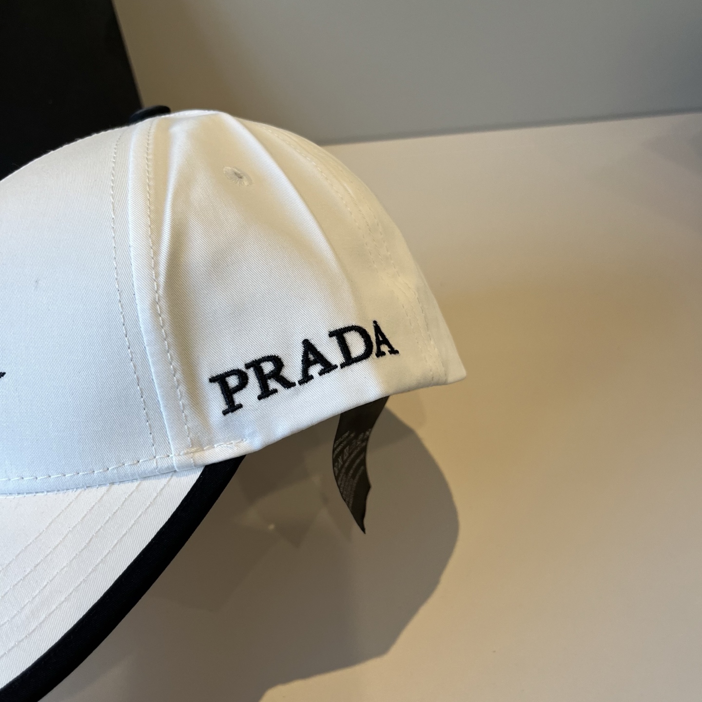 
普拉达 PRADA 新品经典棒球帽 代购版本！时尚潮流，高端做工！非一般的品质，细节看实拍哦