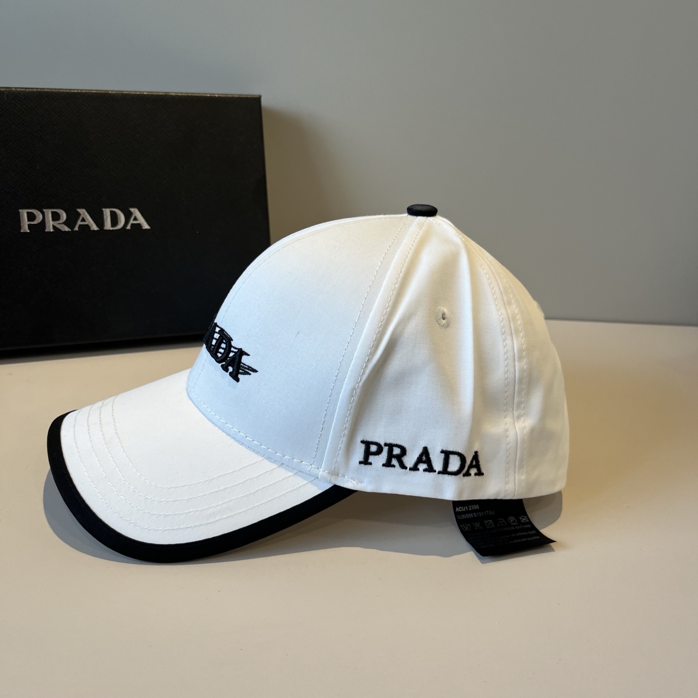 
普拉达 PRADA 新品经典棒球帽 代购版本！时尚潮流，高端做工！非一般的品质，细节看实拍哦
