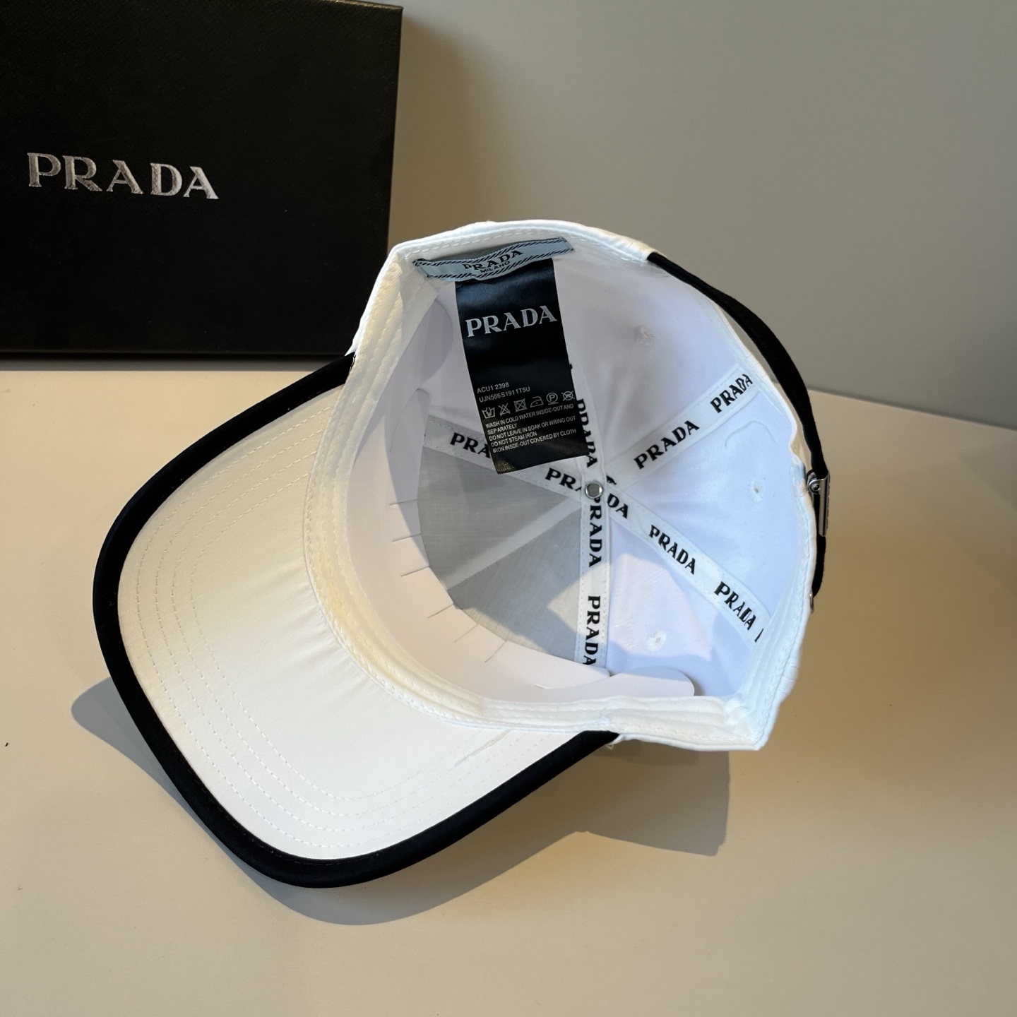 
普拉达 PRADA 新品经典棒球帽 代购版本！时尚潮流，高端做工！非一般的品质，细节看实拍哦