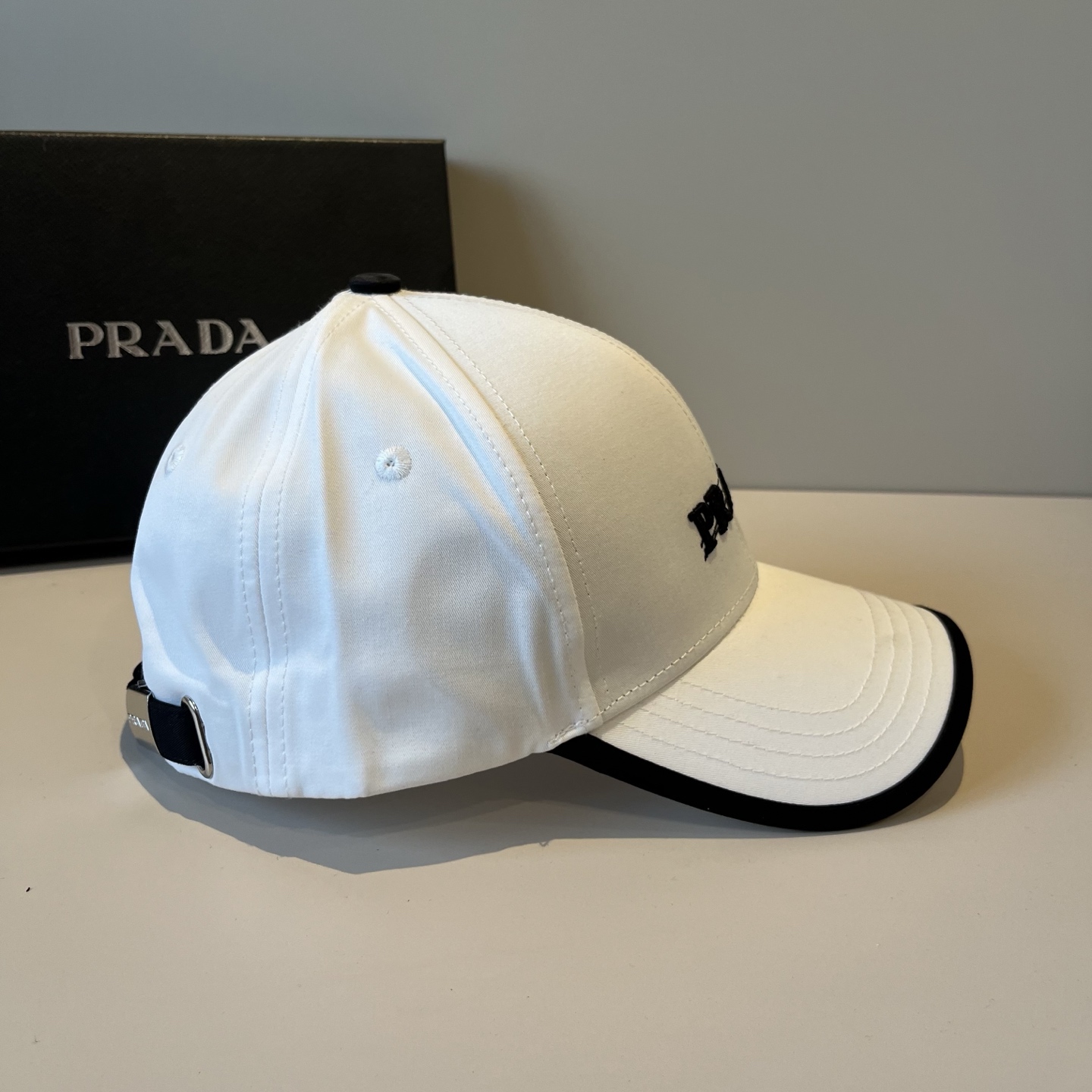 
普拉达 PRADA 新品经典棒球帽 代购版本！时尚潮流，高端做工！非一般的品质，细节看实拍哦