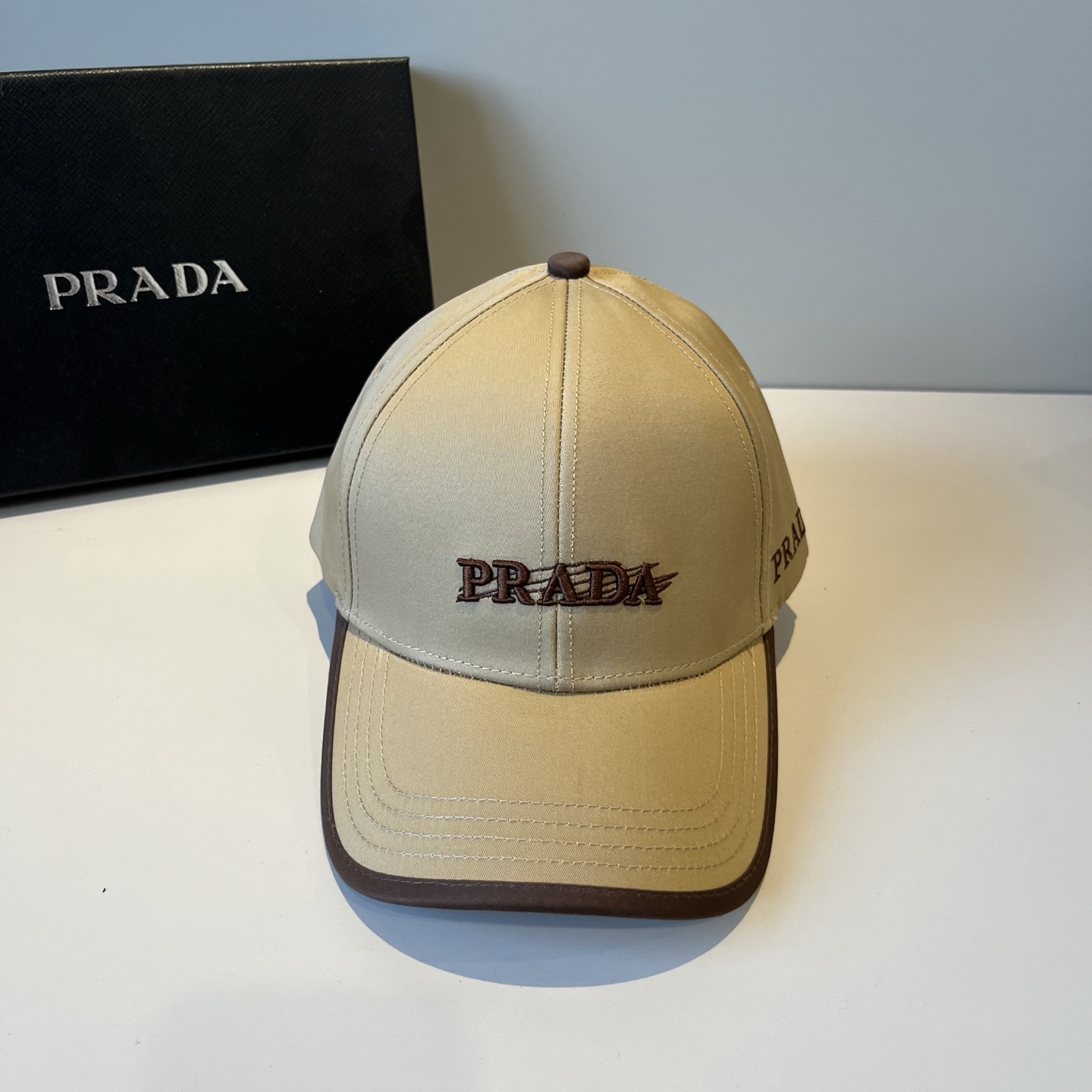 
普拉达 PRADA 新品经典棒球帽 代购版本！时尚潮流，高端做工！非一般的品质，细节看实拍哦