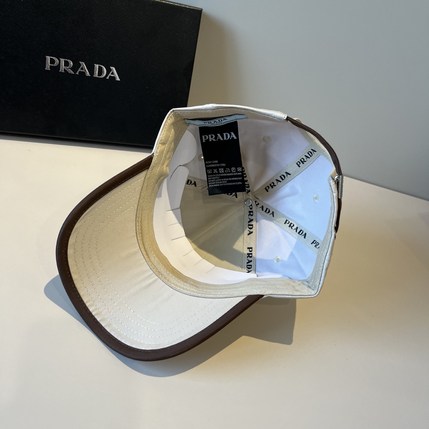 
普拉达 PRADA 新品经典棒球帽 代购版本！时尚潮流，高端做工！非一般的品质，细节看实拍哦