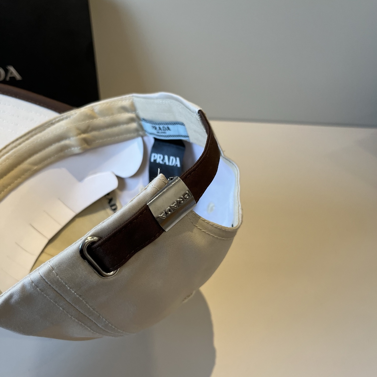 
普拉达 PRADA 新品经典棒球帽 代购版本！时尚潮流，高端做工！非一般的品质，细节看实拍哦