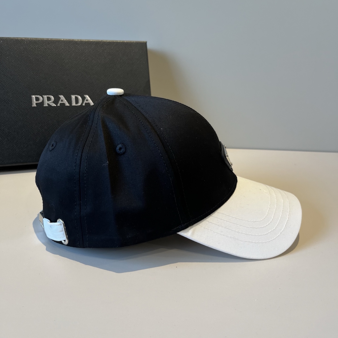 
普拉达 PRADA 新品经典棒球帽 代购版本！时尚潮流，高端做工！非一般的品质，细节看实拍哦