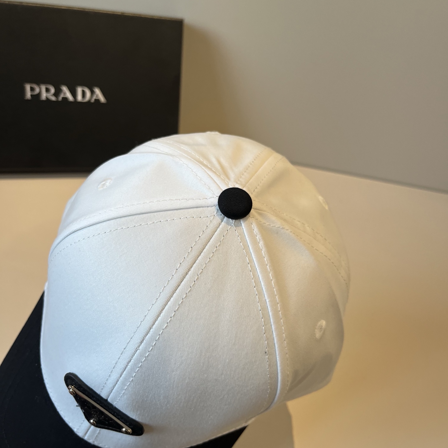 
普拉达 PRADA 新品经典棒球帽 代购版本！时尚潮流，高端做工！非一般的品质，细节看实拍哦