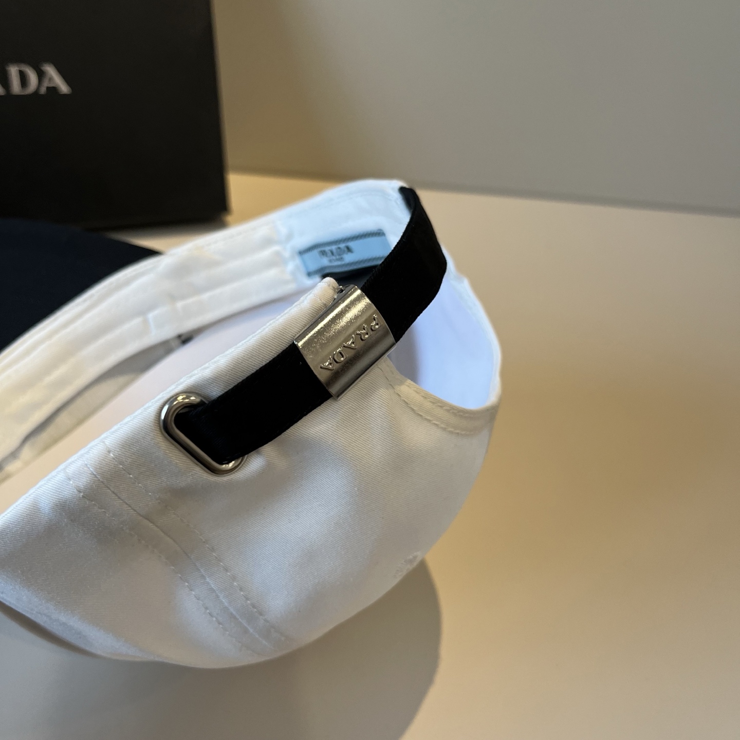 
普拉达 PRADA 新品经典棒球帽 代购版本！时尚潮流，高端做工！非一般的品质，细节看实拍哦