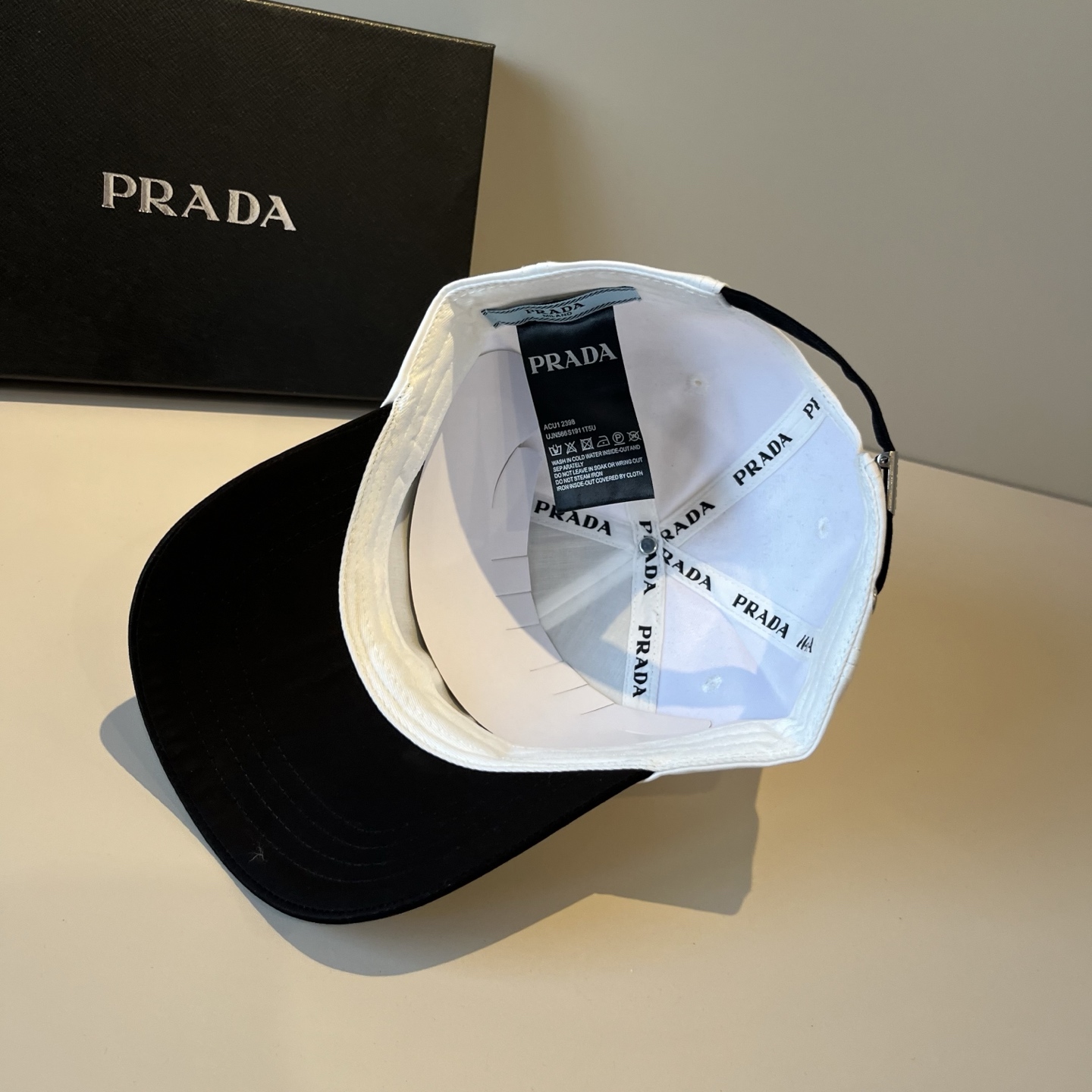 
普拉达 PRADA 新品经典棒球帽 代购版本！时尚潮流，高端做工！非一般的品质，细节看实拍哦