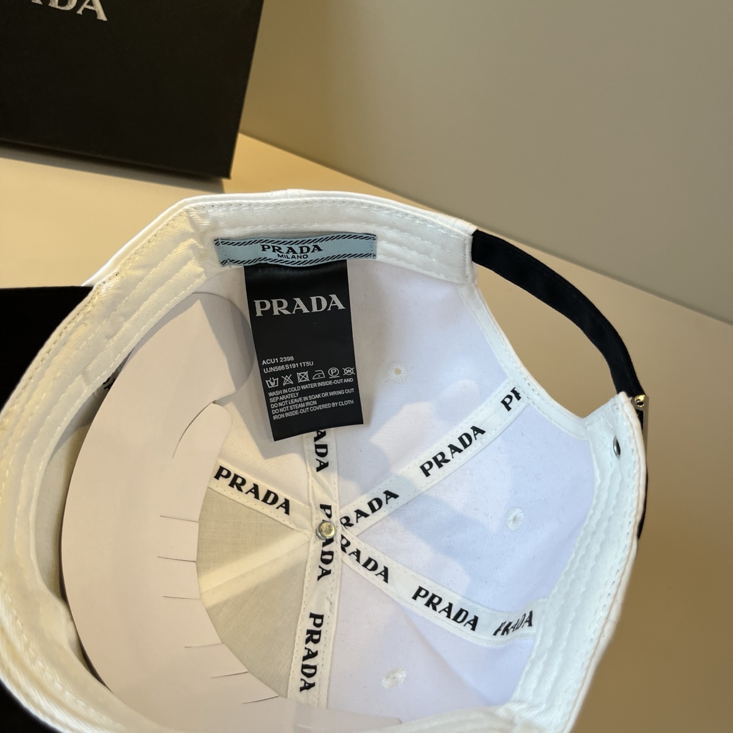 
普拉达 PRADA 新品经典棒球帽 代购版本！时尚潮流，高端做工！非一般的品质，细节看实拍哦