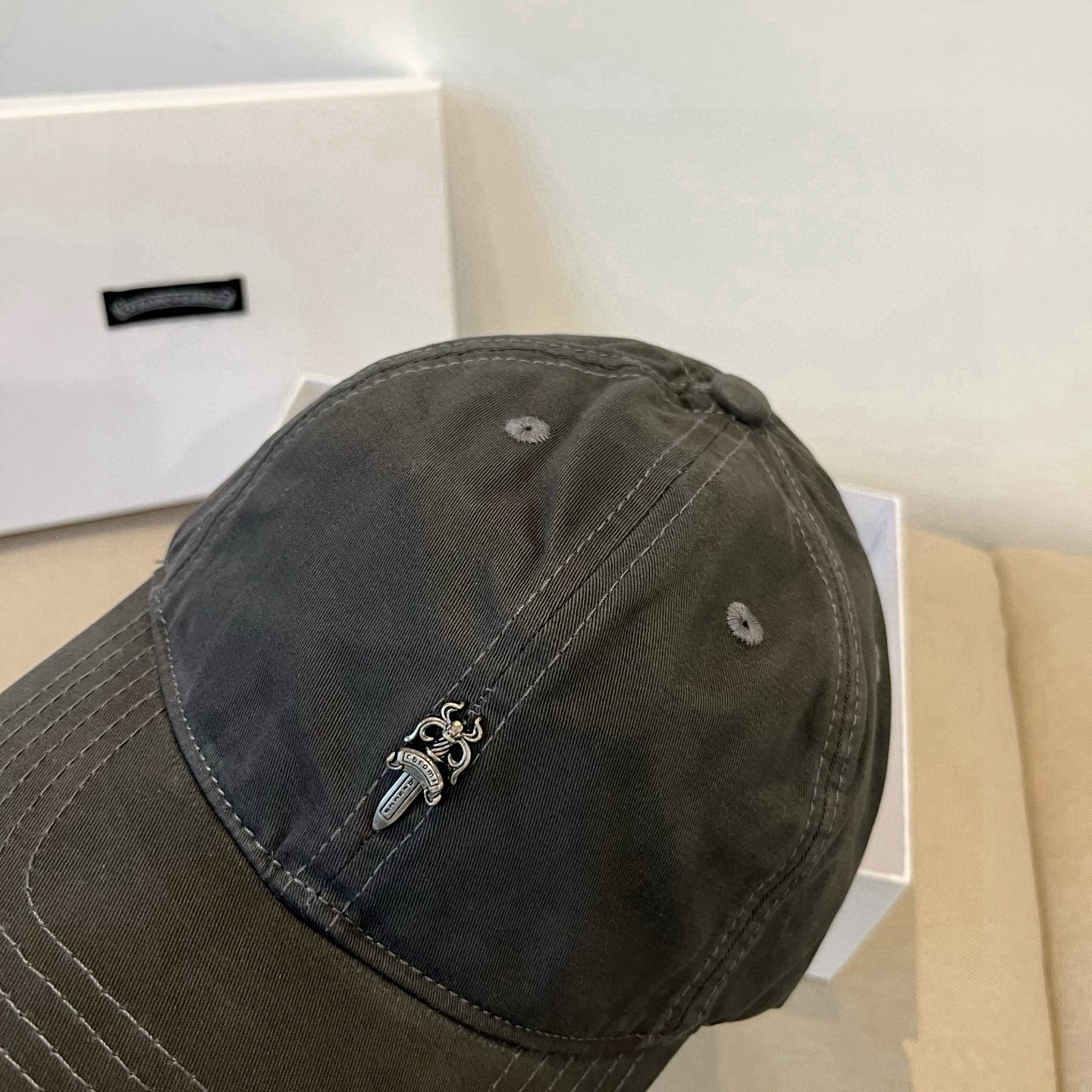  克罗心最新时尚前卫的休闲设计风格，戴上头就是这样好看看哦，做工精细，男女同款！