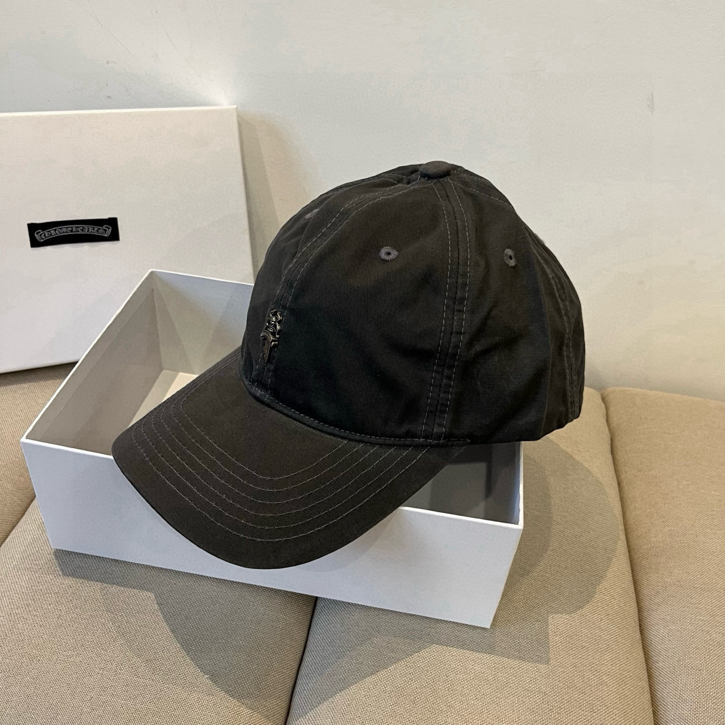  克罗心最新时尚前卫的休闲设计风格，戴上头就是这样好看看哦，做工精细，男女同款！