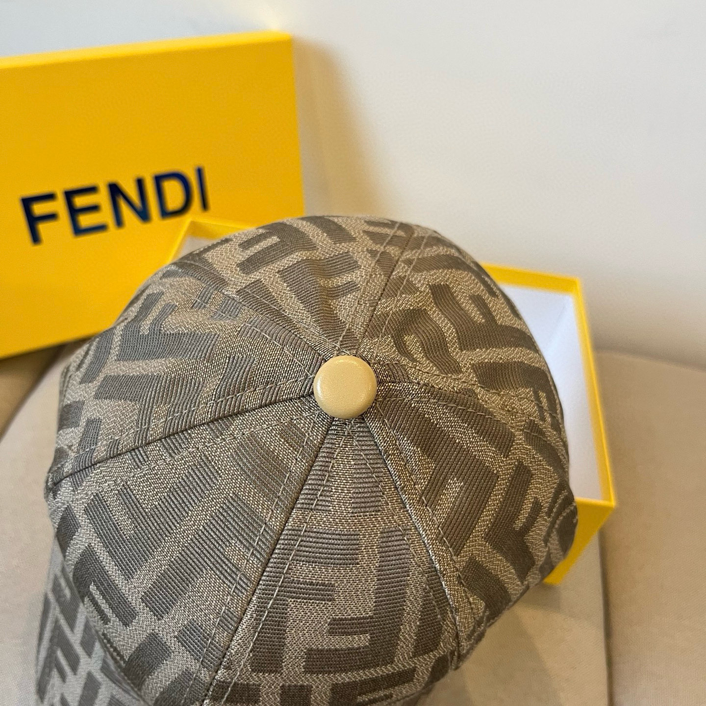  FENDI芬迪 老花系列棒球帽🧢 经典FF中古单品，气质穿搭单品，质量杠杠👍