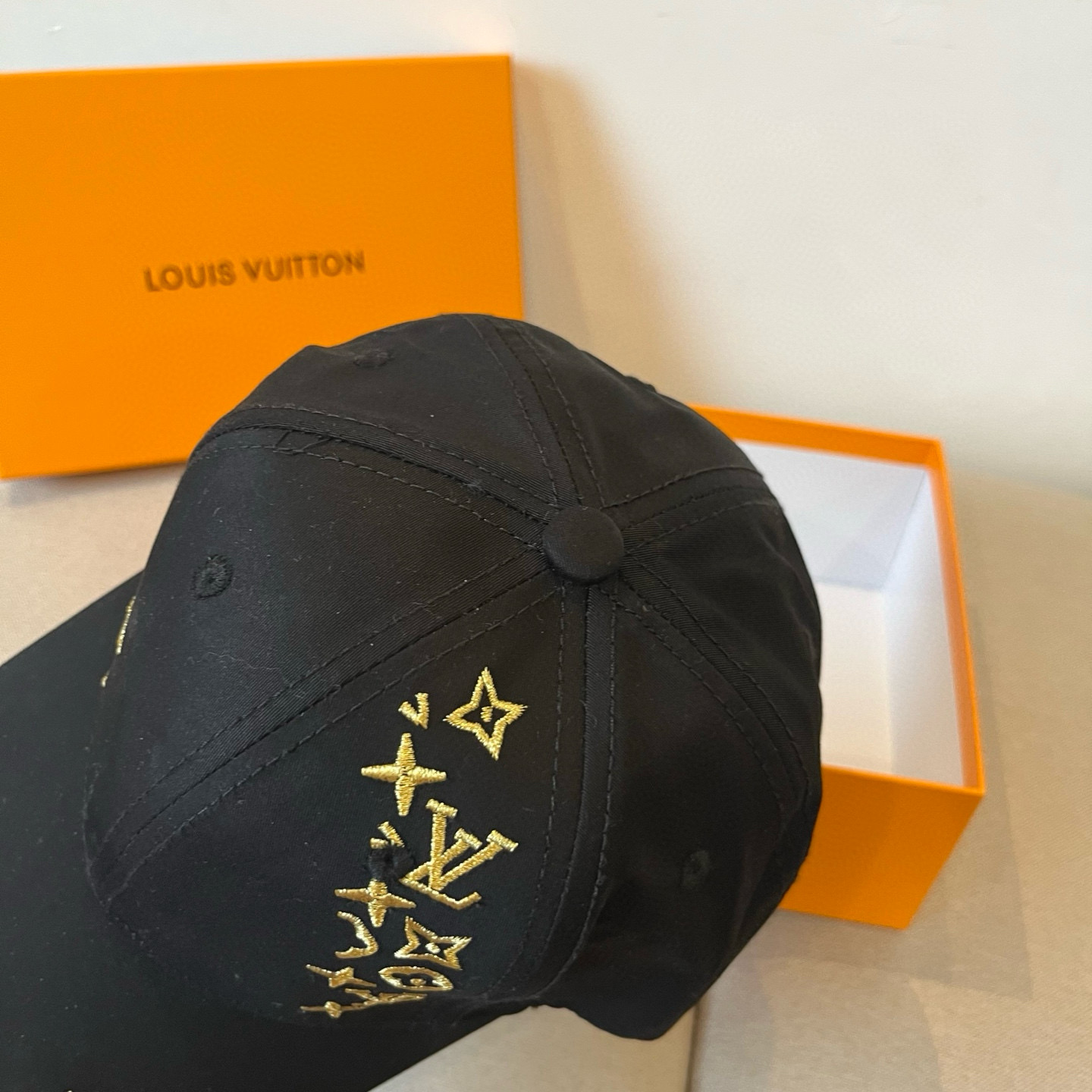 🧢路易威登棒球帽 LouisVuitton😍新款LV棒球帽，重工打造♥️高端大气，百搭款🤗男女通用！跑量