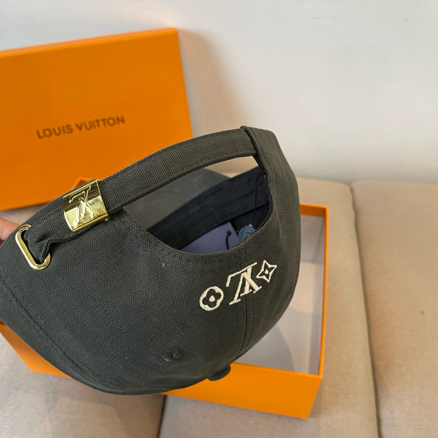 🧢路易威登棒球帽 LouisVuitton😍新款LV棒球帽，重工打造♥️高端大气，百搭款🤗男女通用！跑量