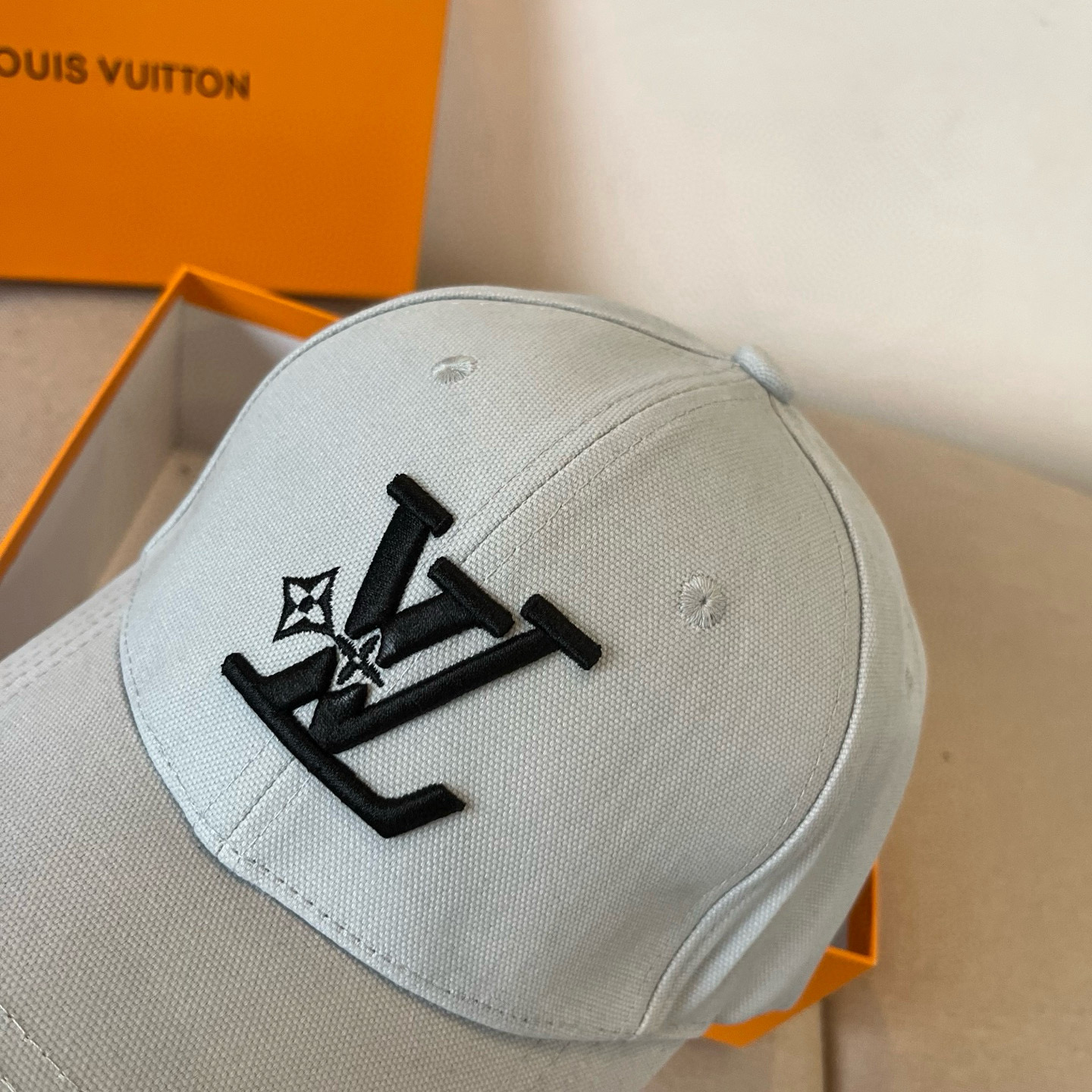 🧢路易威登棒球帽 LouisVuitton😍新款LV棒球帽，重工打造♥️高端大气，百搭款🤗男女通用！跑量