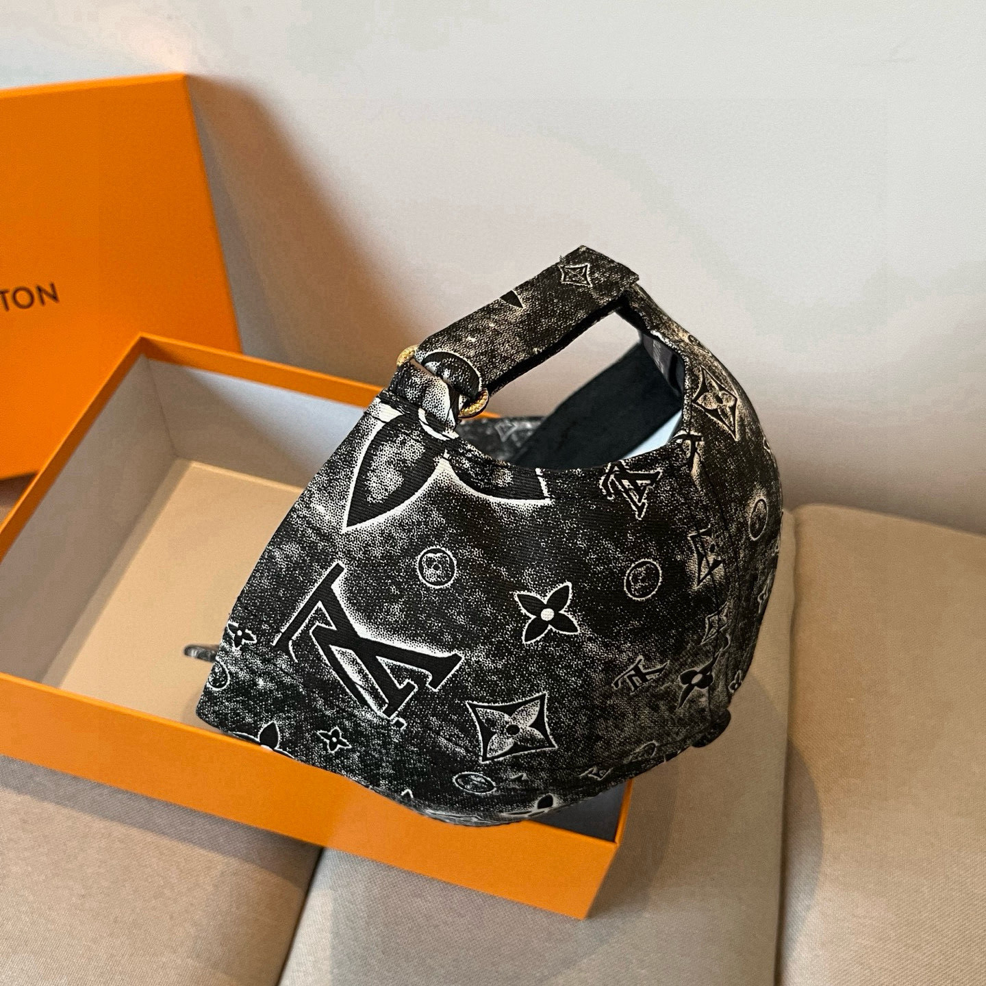 🧢路易威登棒球帽 LouisVuitton😍新款LV棒球帽，重工打造♥️高端大气，百搭款🤗男女通用！跑量