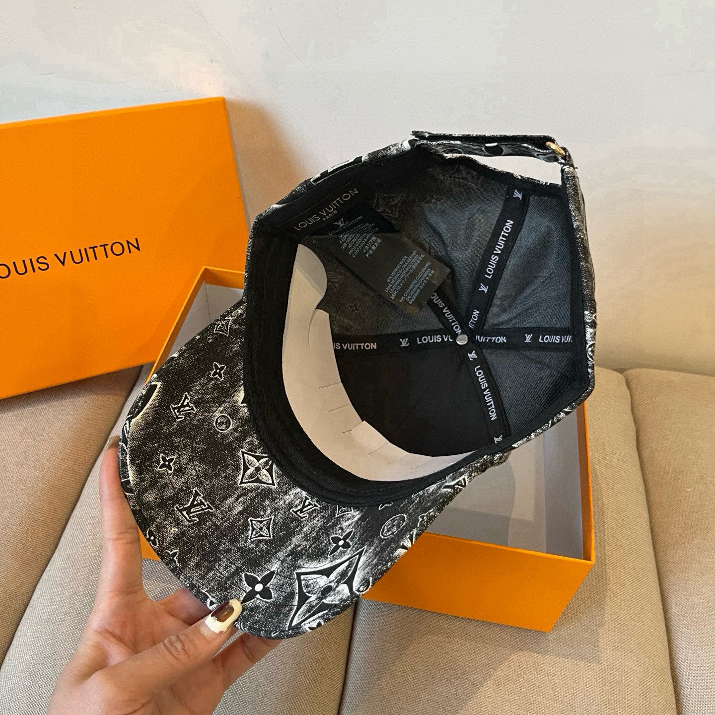 🧢路易威登棒球帽 LouisVuitton😍新款LV棒球帽，重工打造♥️高端大气，百搭款🤗男女通用！跑量