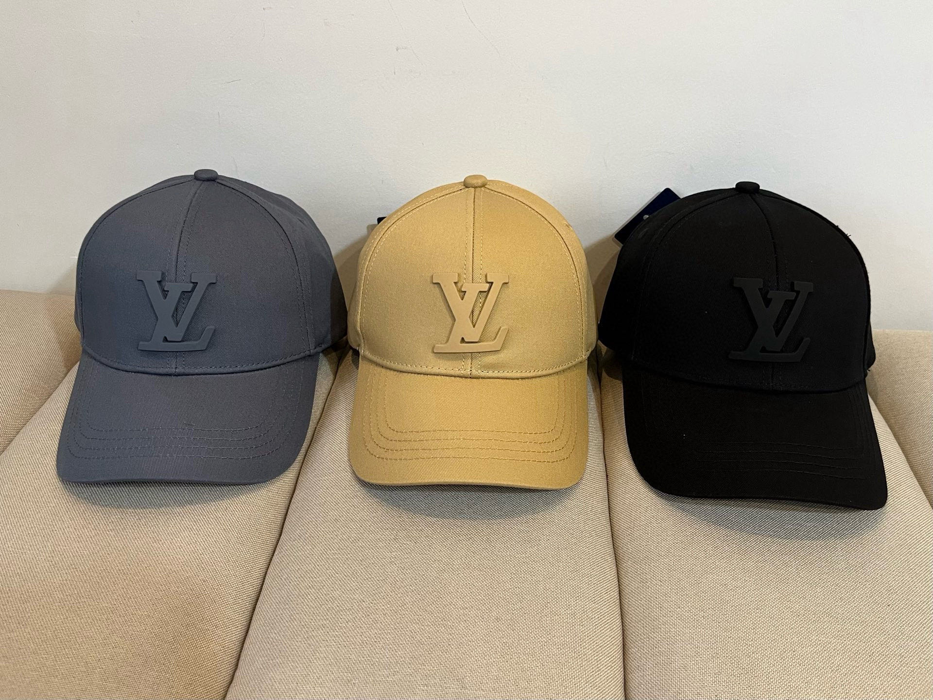 🧢路易威登棒球帽 LouisVuitton😍新款LV棒球帽，重工打造♥️高端大气，百搭款🤗男女通用！跑量
