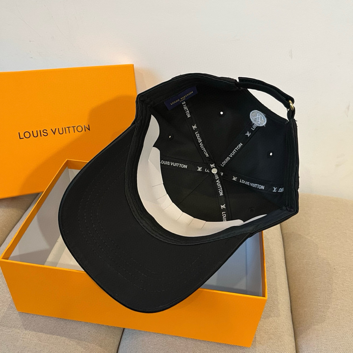 🧢路易威登棒球帽 LouisVuitton😍新款LV棒球帽，重工打造♥️高端大气，百搭款🤗男女通用！跑量